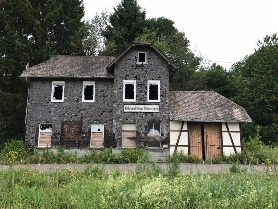 Photo showing: Ehemaliger Bahnhof Gebhardshain-Steinebach. Das Gebäude nebst Schuppen und Nebengebäude wird heute nicht mehr genutzt.