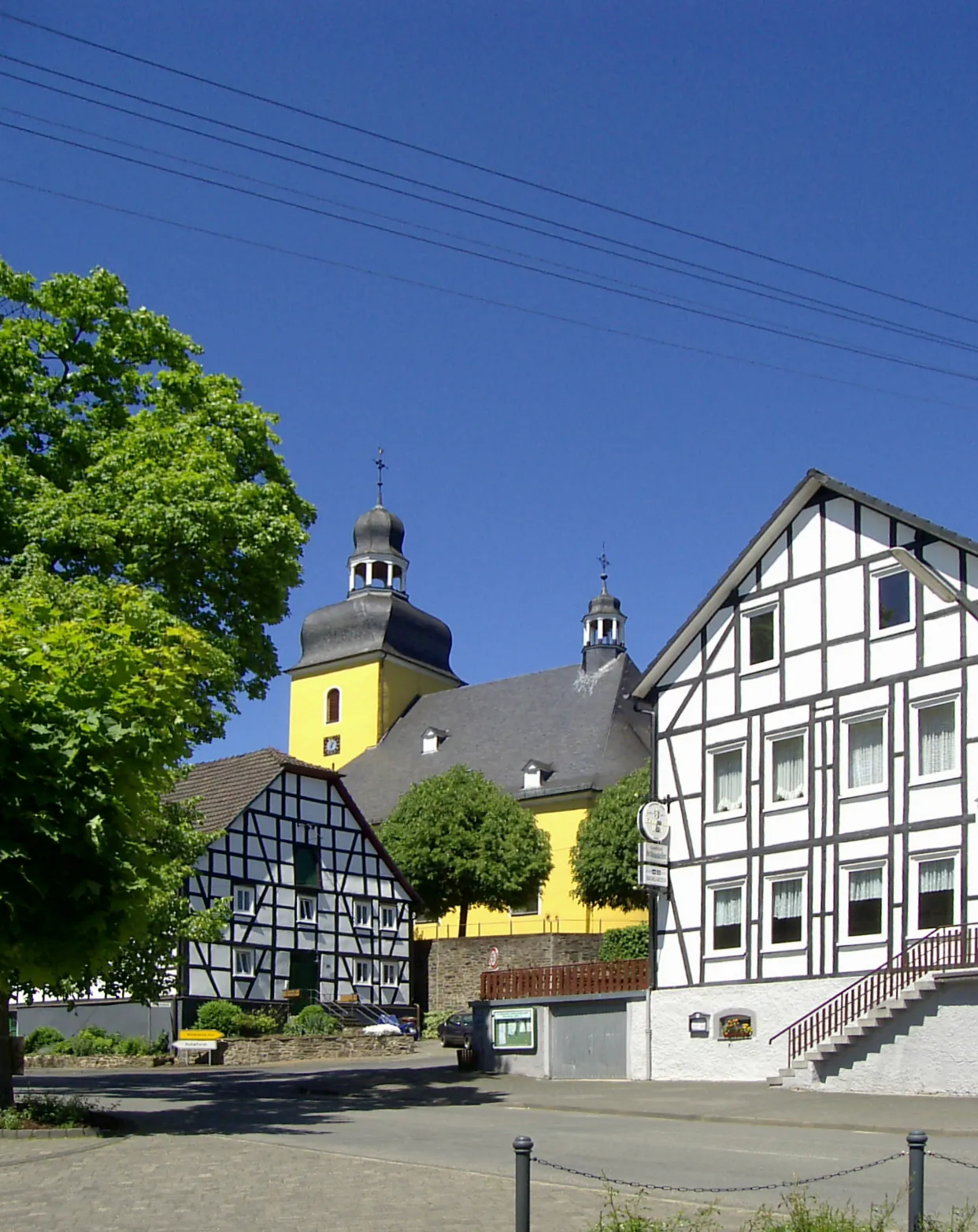 Photo showing: Blick auf die Kirche St. Sebastianus im Ortskern von Friesenhagen, Landkreis Altenkirchen (Westerwald), Rheinland-Pfalz, Deutschland