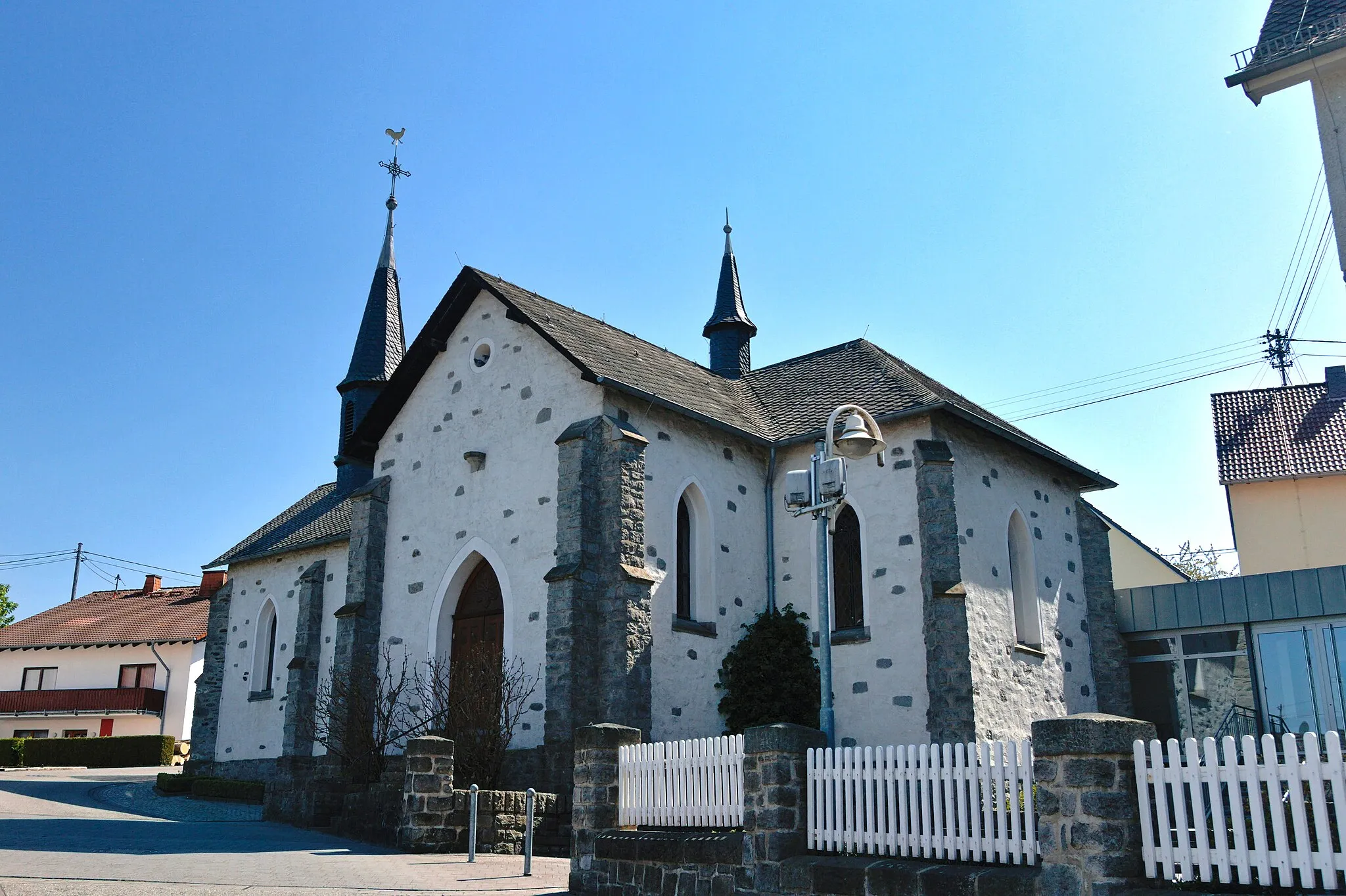 Photo showing: former Catholic church Sankt Bartholomäus in Staudt, Westerwaldkreis, Rheinland-Pfalz, Germany; small neo-Gothic building, errected in 1865; extended and modified in 1922 and 1948. View from north-west