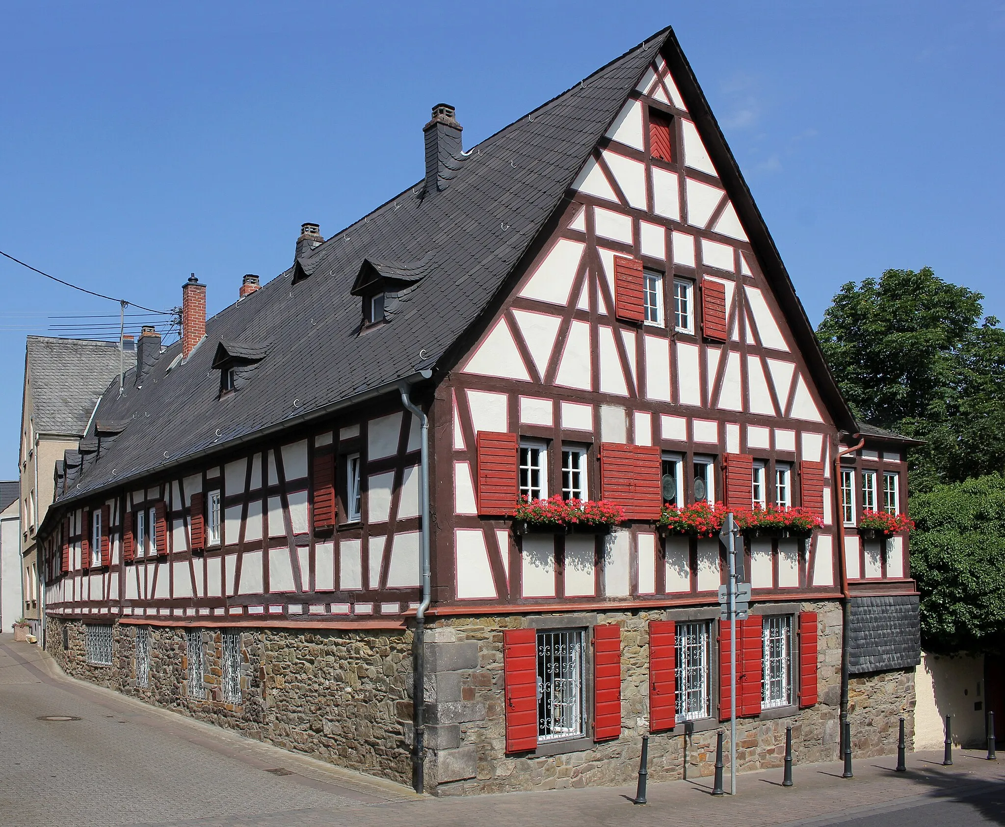 Photo showing: Burghof in Mülheim-Kärlich, Burgstraße 9, erbaut um 1710 an der Stelle eines früheren Hauses