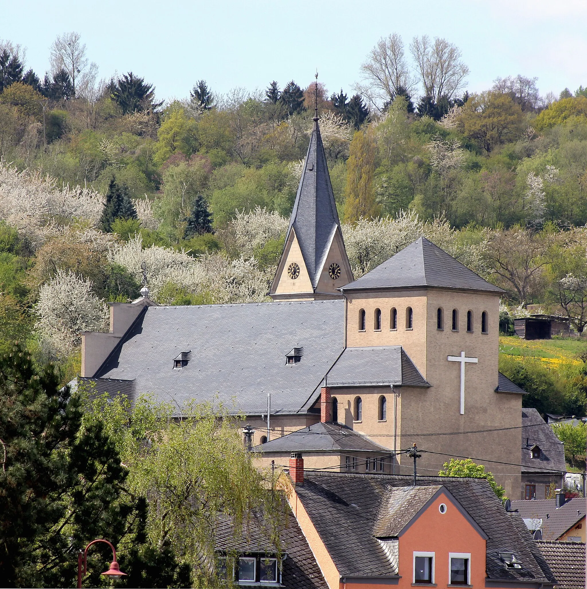 Photo showing: Pfarrkirche St. Mauritius Kärlich, Blick von Nordosten