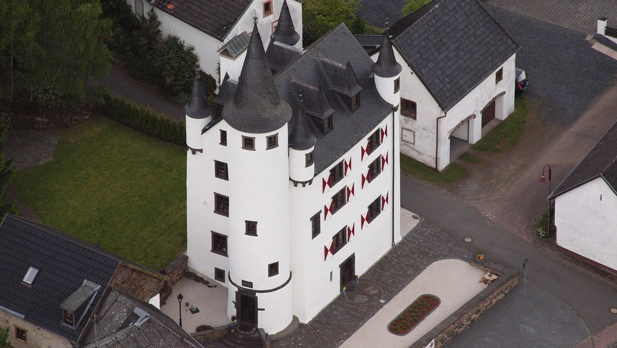 Photo showing: Dreiser Burg, Luftaufnahme (2015)