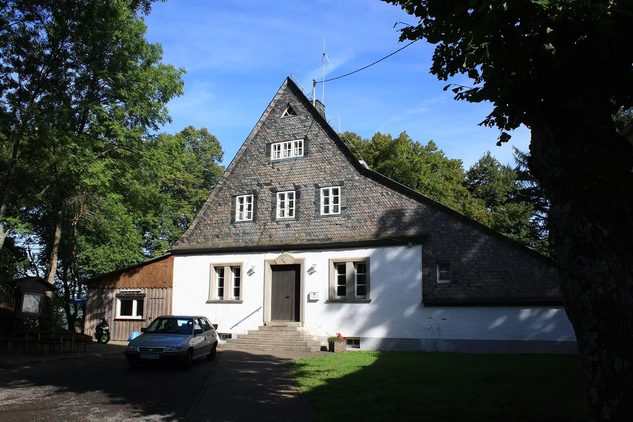Photo showing: Ehemalige Jugendherberge in Birkenfeld (Nahe). Auf dem Gelände der Burg errichtet über den Grundmauern des früheren Pfarrhauses.