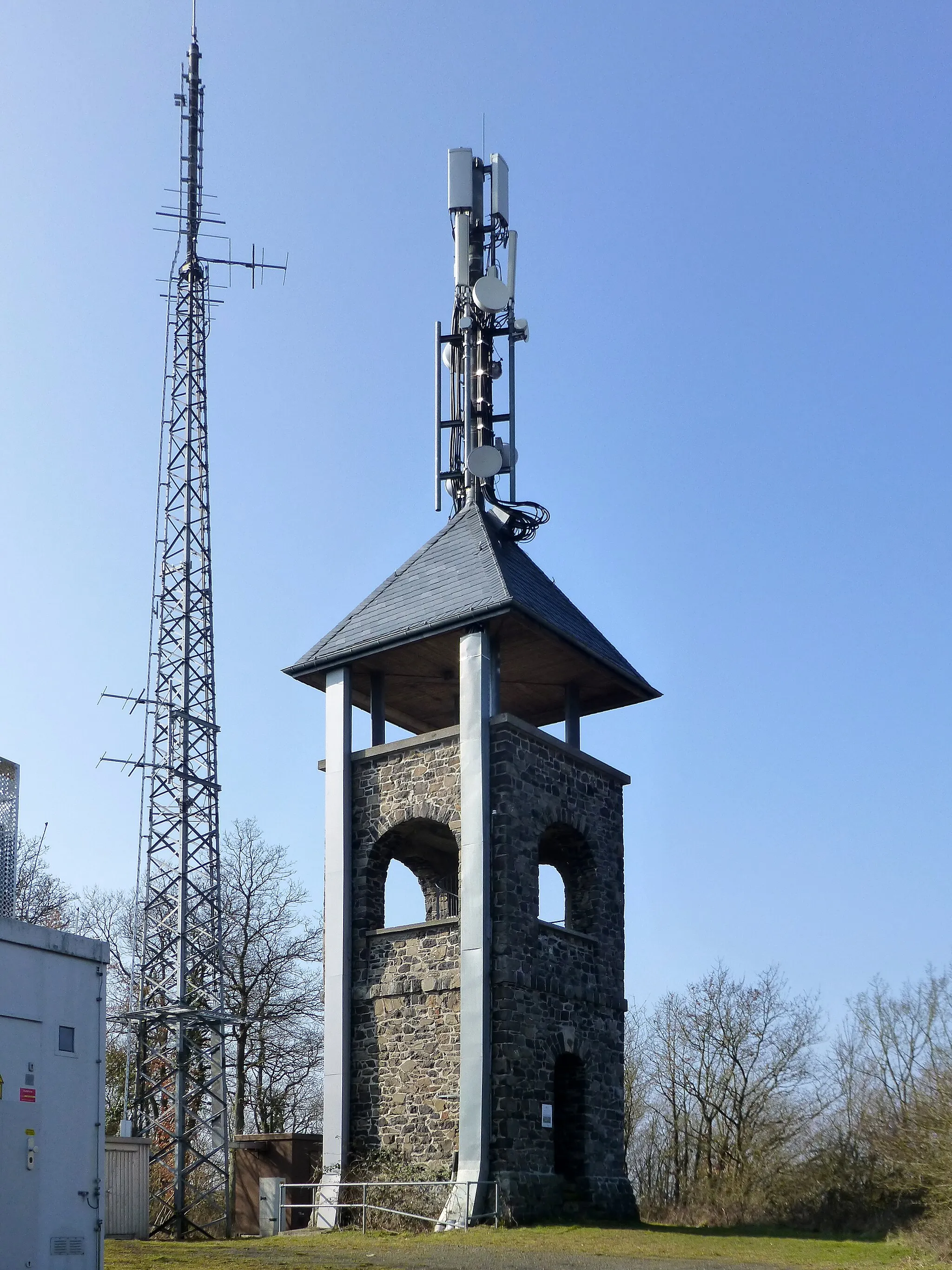 Photo showing: Aussichtsturm auf dem Gauskopf bei Kirn; dahinter der Sendemast des SWR