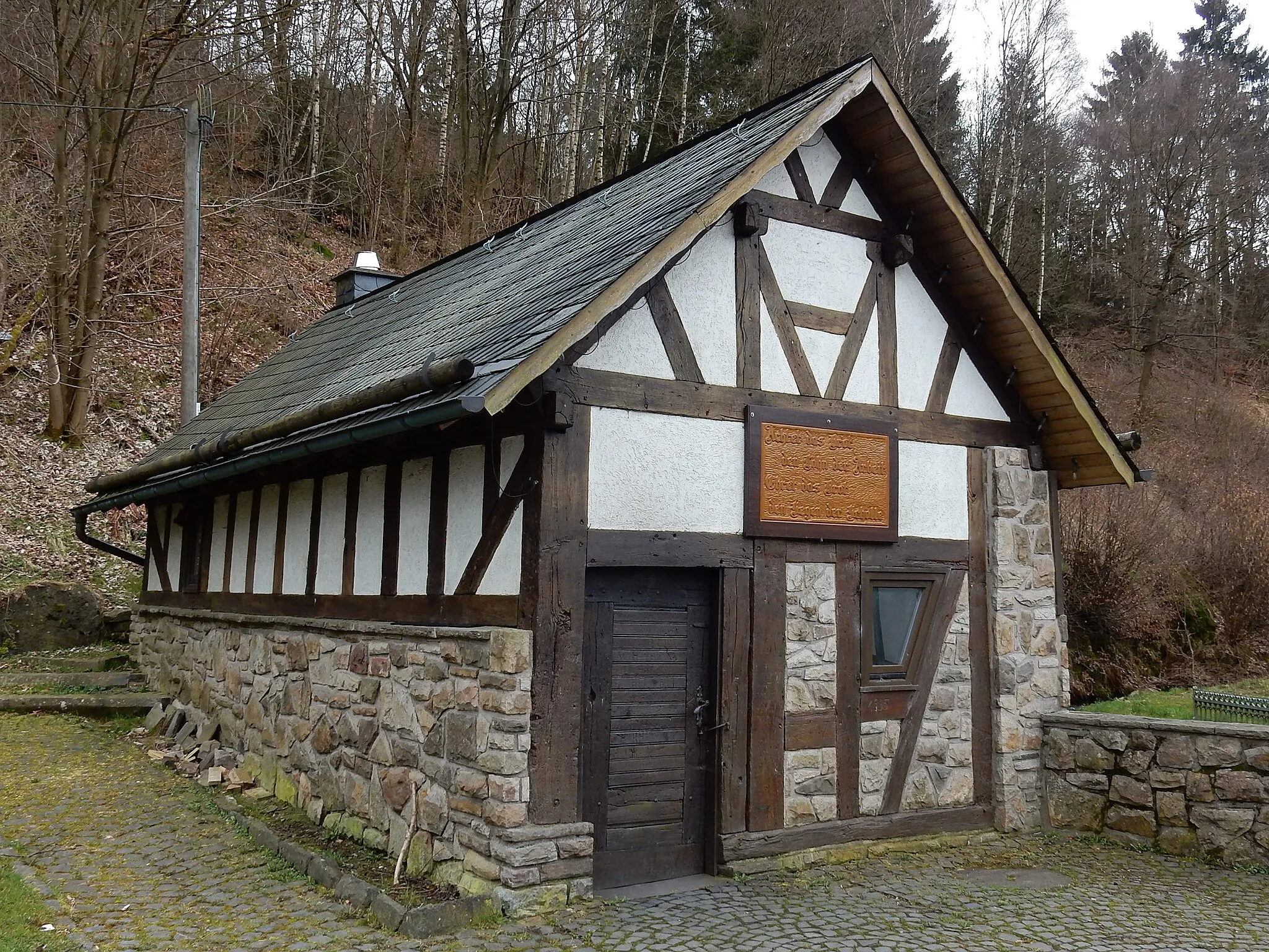 Photo showing: Südlich des Ortes unmittelbar an der Dill liegt das alte Backhaus von Offdilln. Es wird bis heute ab und zu noch als Backhaus genutzt.