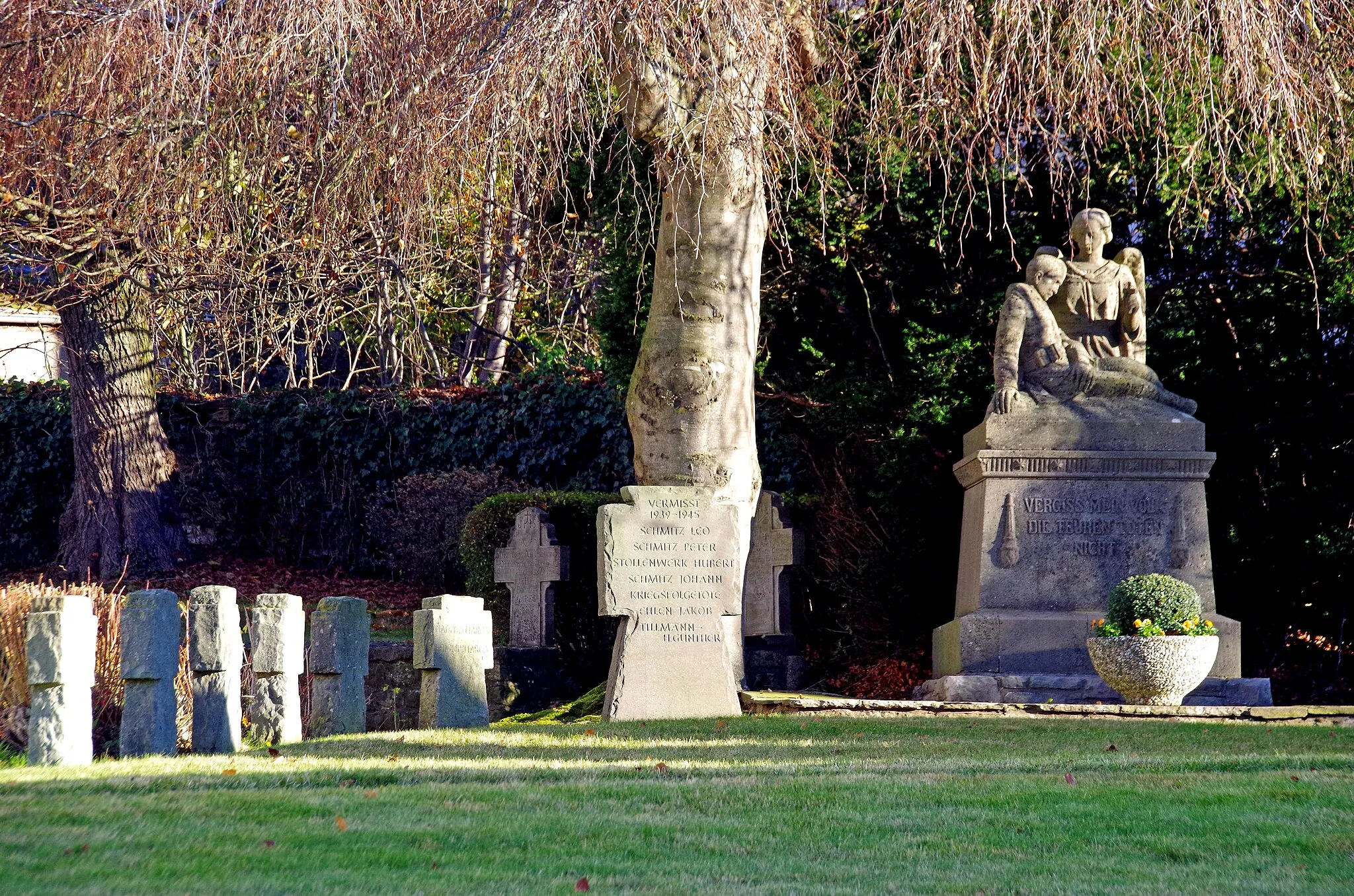 Photo showing: Lommersdorf (Blankenheim), Ringstraße 19, Alter Kirchhof, Friedhofskreuze und Kriegerdenkmal