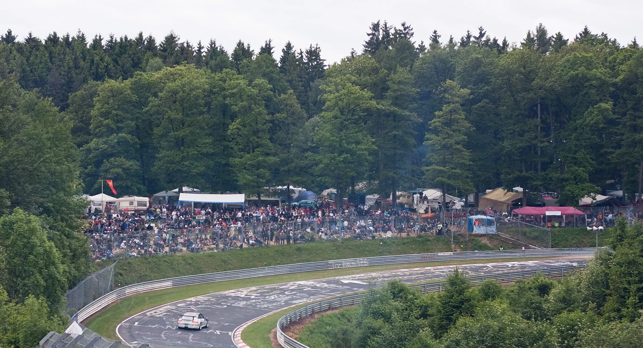 Photo showing: Zuschauerbereiche am Streckenabschnitt Hohe Acht der Nordschleife