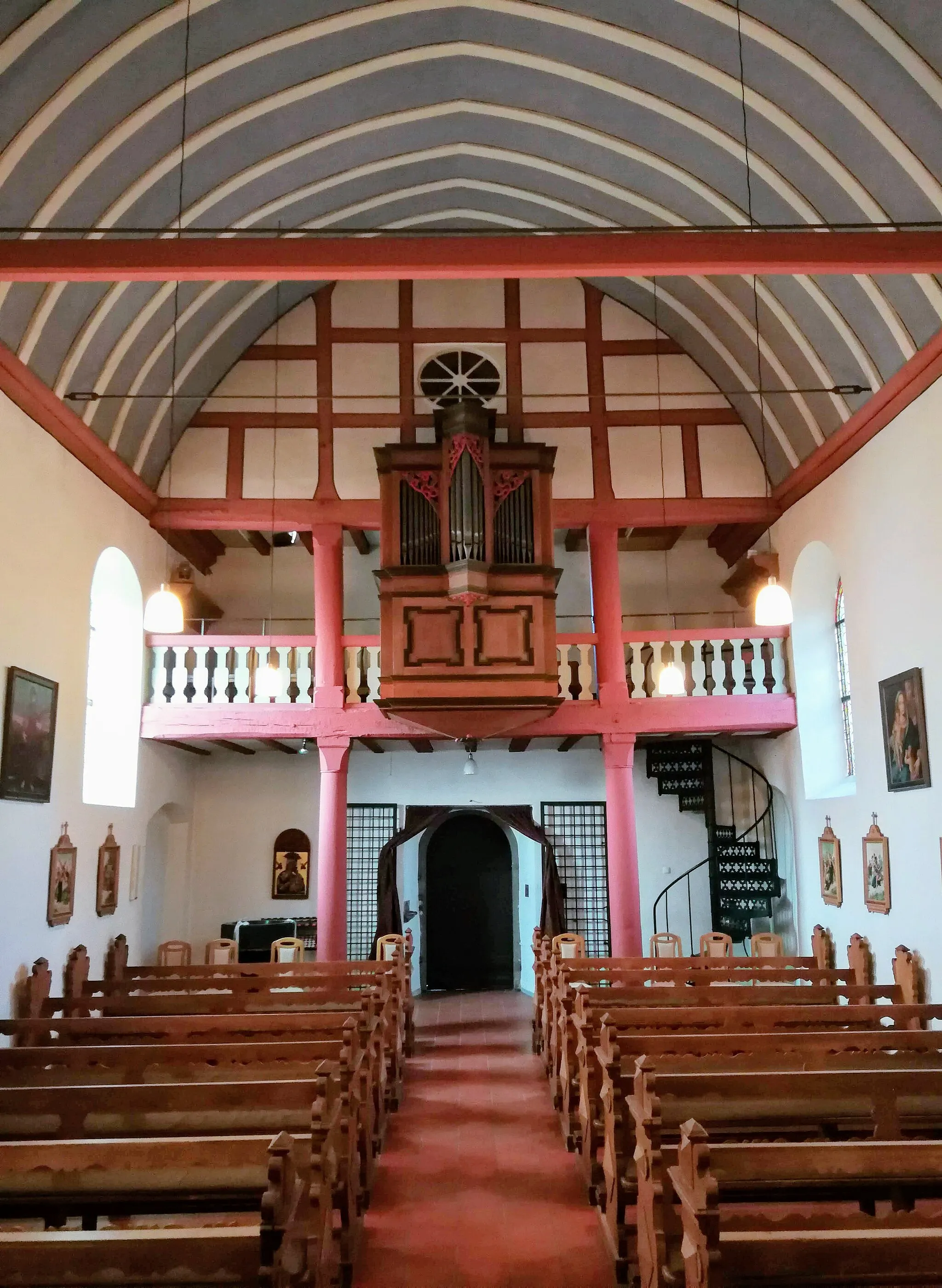 Photo showing: Kirchraum mit Orgel eines unbekannten Erbauers (um 1600, umgebaut 1957, restauriert 1976) in der katholischen Kirche St. Martin Hilberath, Stadt Rheinbach, Rhein-Sieg-Kreis, Nordrhein-Westfalen, Deutschland