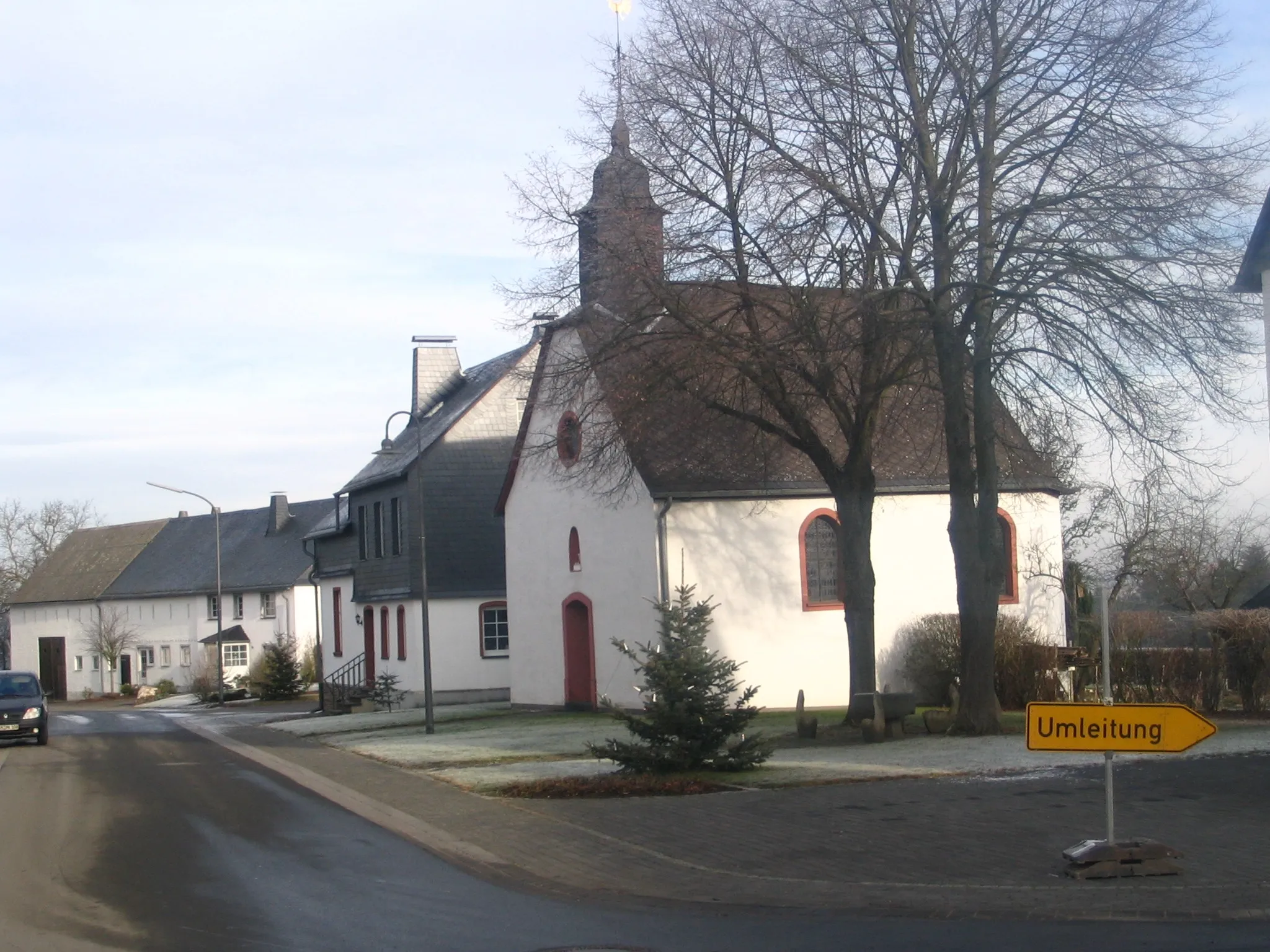 Photo showing: Kapelle und Hauptstrasse der Ortschaft Forst (Hunsrück)