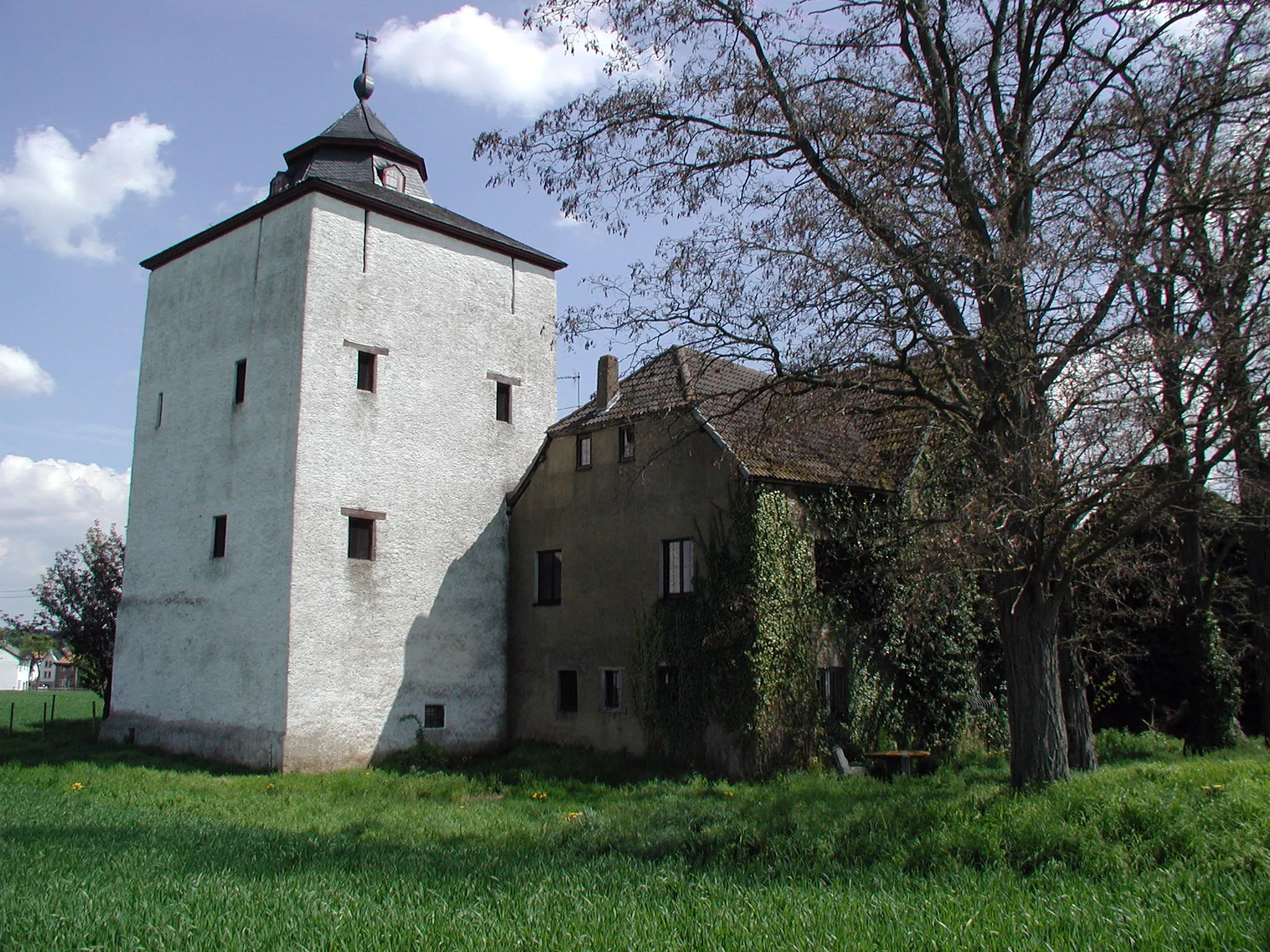 Photo showing: Arloff, Burgturm und Herrenhaus