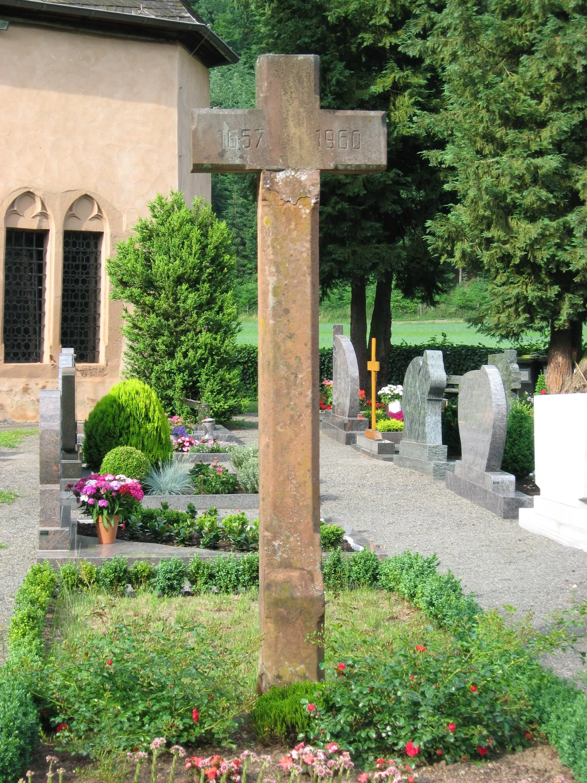 Photo showing: Pestkreuz bei der Wallfahrtskirche St. Bartholomäus (aus rotem Sandstein, 2,5 Meter hoch) in Olkenbach, einem Ortsteil von Bausendorf