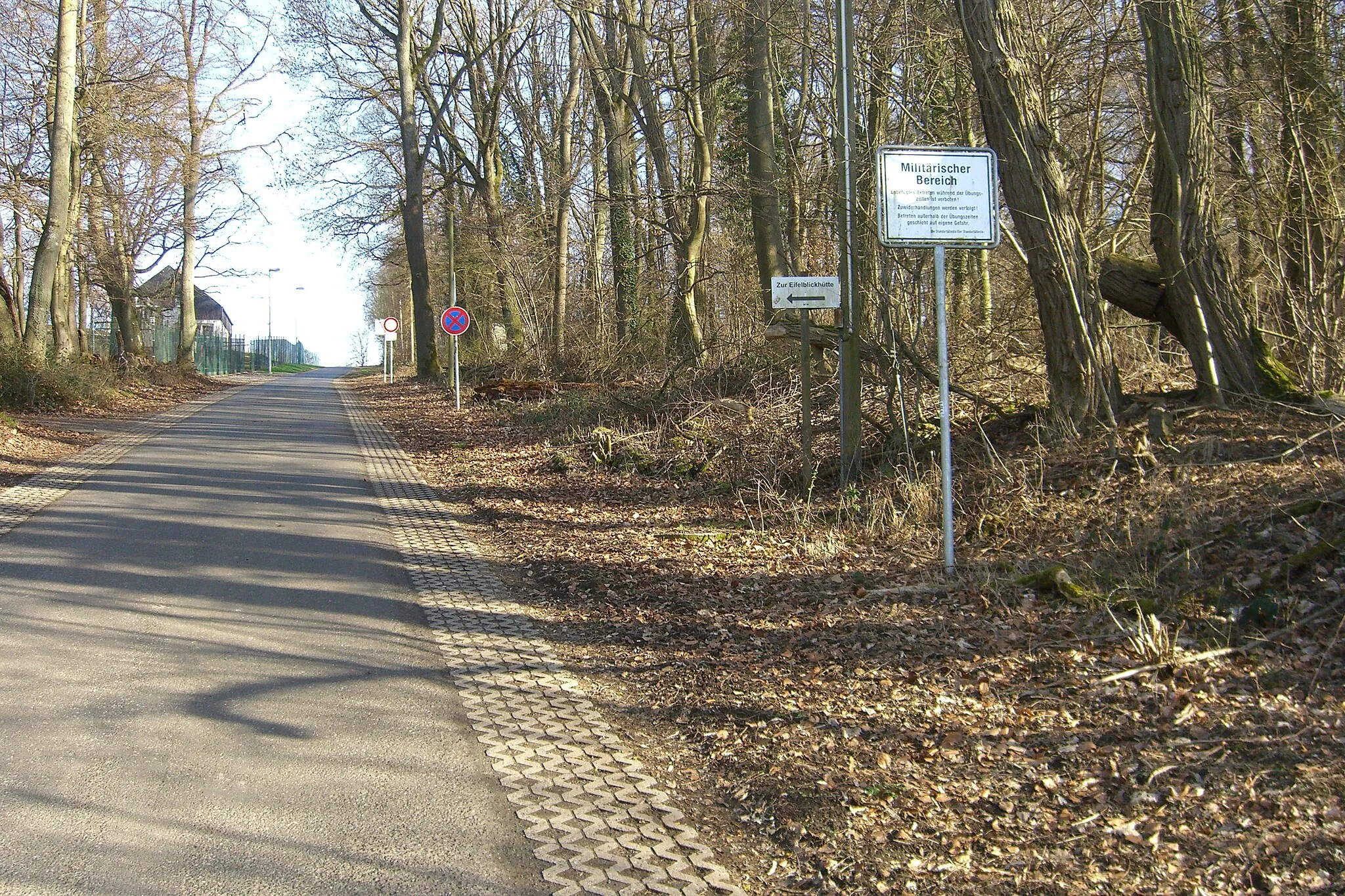 Photo showing: Standortübungsplatz Betreten verboten! - Zugangsbeschränkungen - Grenzmarkierung - Lehrhohl - Westen_1