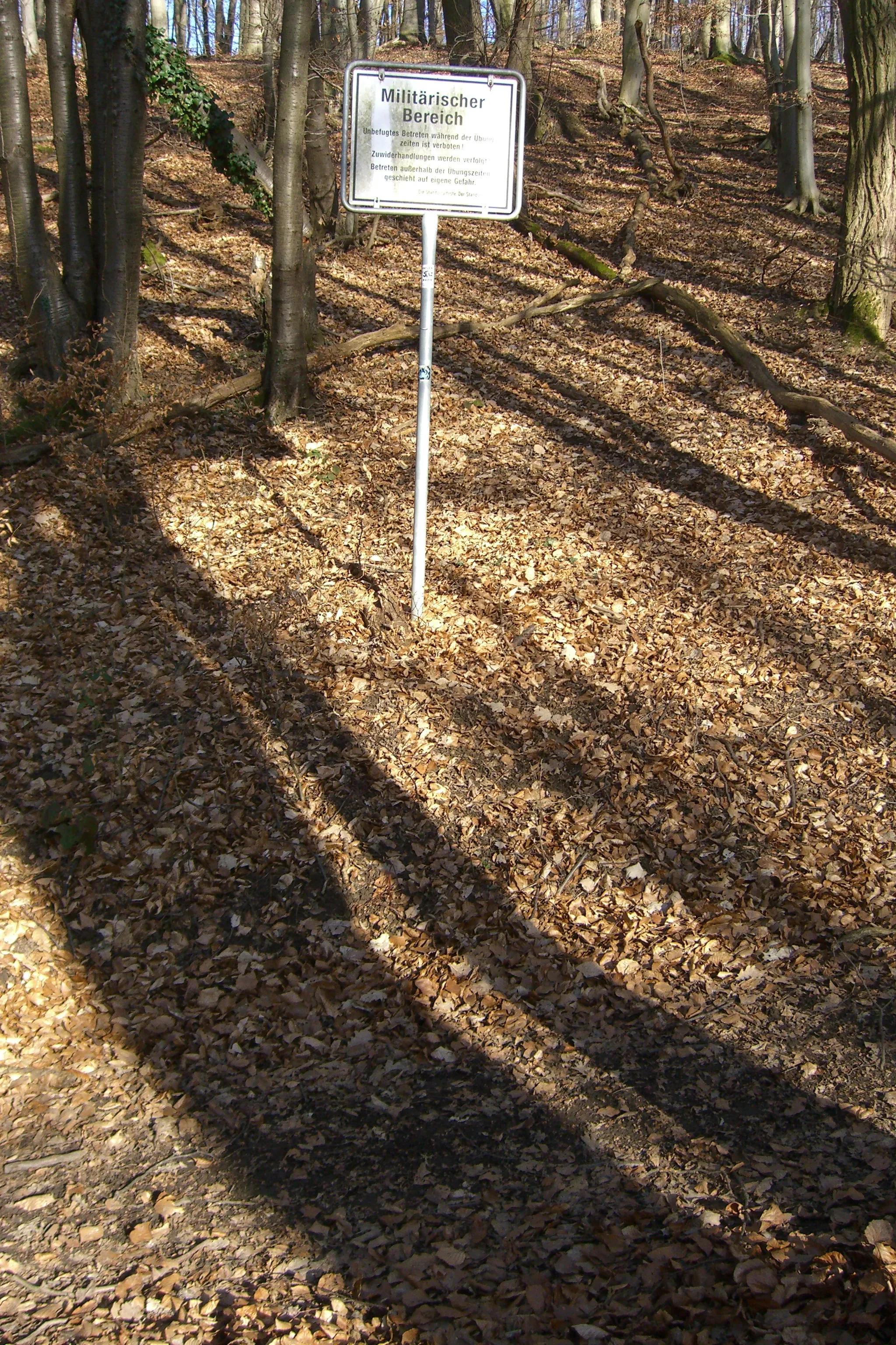 Photo showing: Standortübungsplatz Betreten verboten! - Zugangsbeschränkungen - Grenzmarkierung - Bienhornpfad - Westen_2