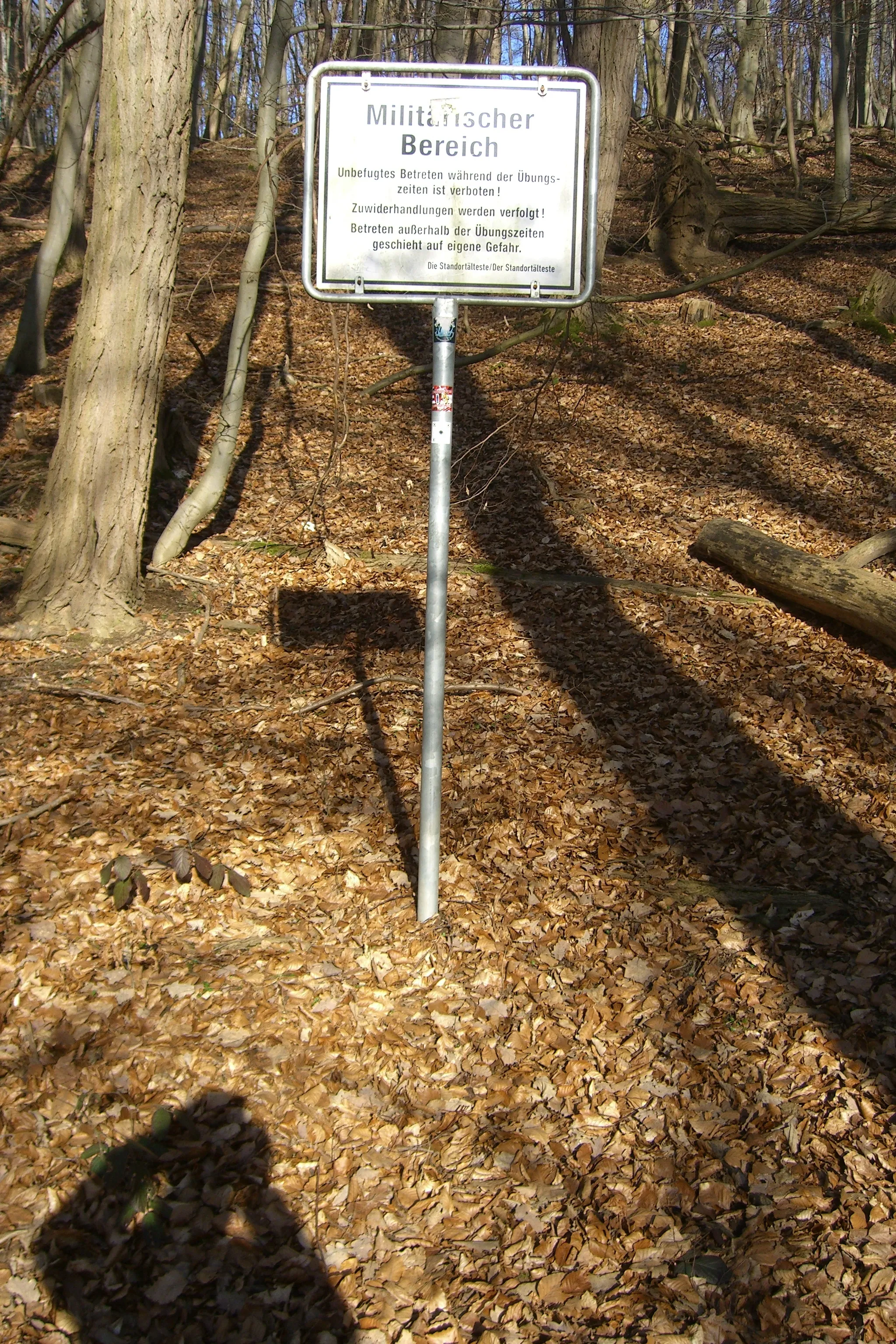 Photo showing: Standortübungsplatz Betreten verboten! - Zugangsbeschränkungen - Grenzmarkierung - Bienhornpfad - Westen_3