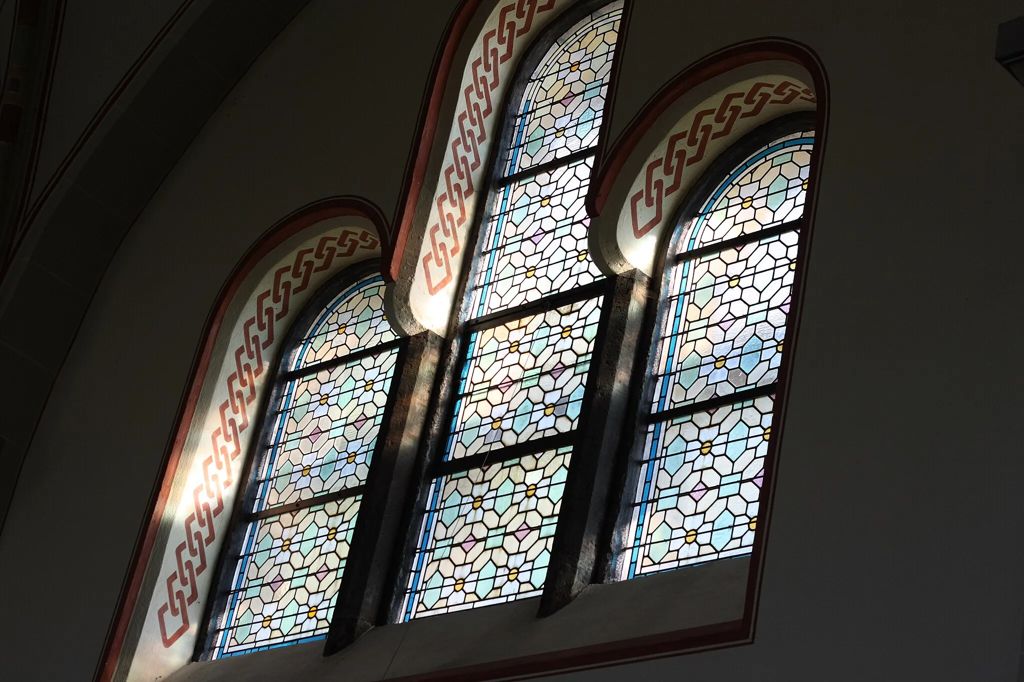 Photo showing: Bleiglasfenster in der katholischen Pfarrkirche St. Bernhard in Kürrenberg