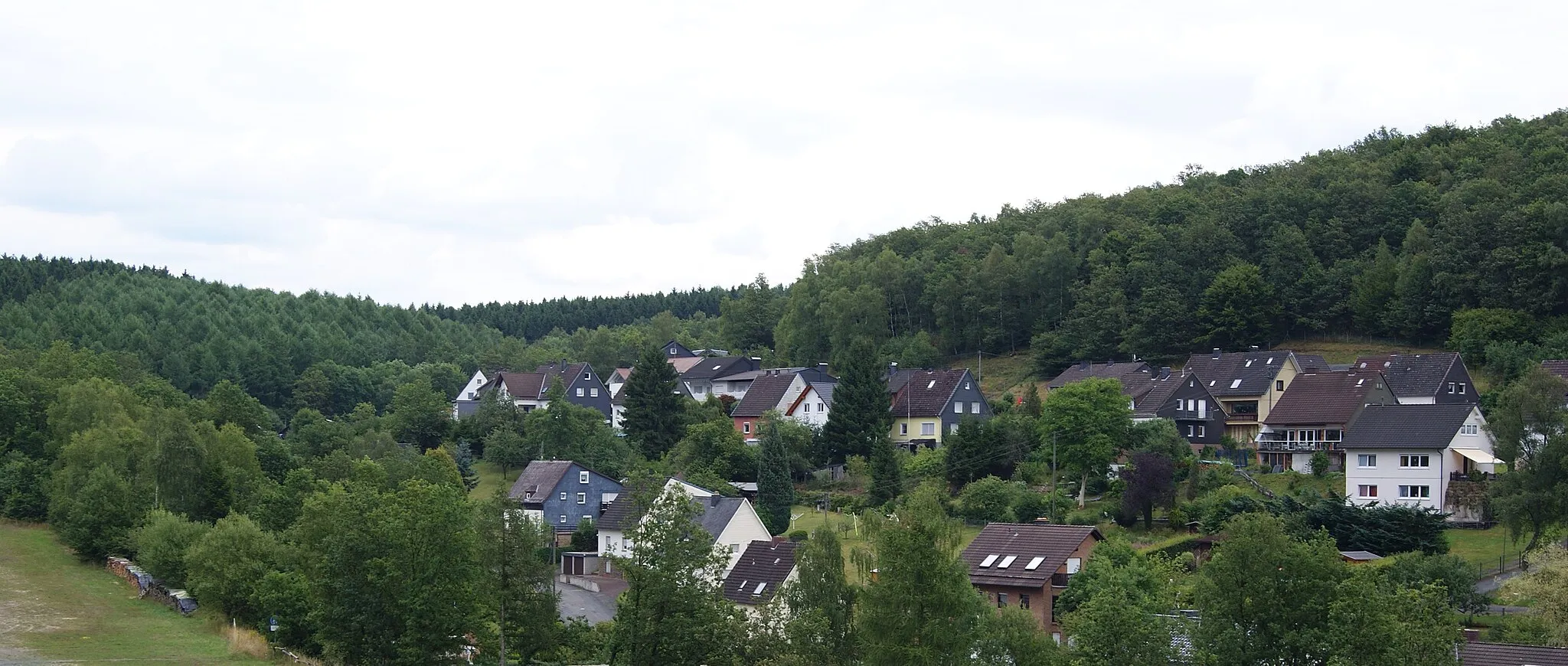 Photo showing: Sasselbach street in Niederndorf; taken in Niederndorf in Freudenberg, Germany.