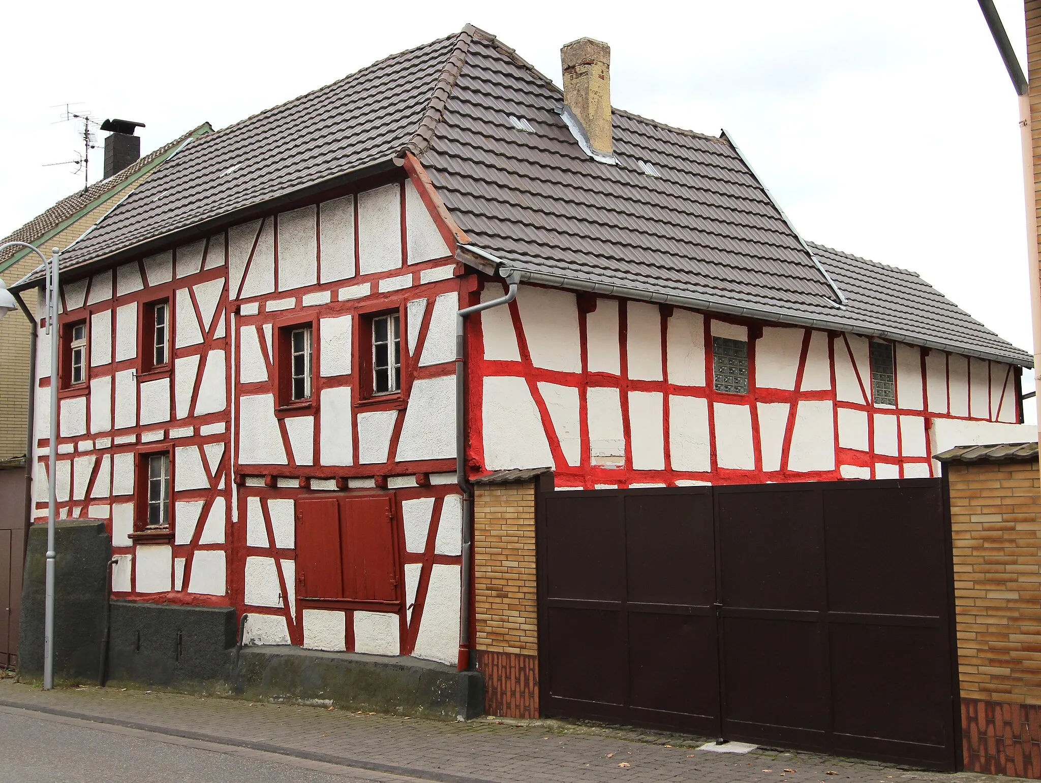 Photo showing: 53501 Leimersdorf-Oeverich, Landskroner Straße 4. Fachwerkhaus mit Backofen, 19. Jahrhundert; Gesamtanlage. Aufnahme von 2016.