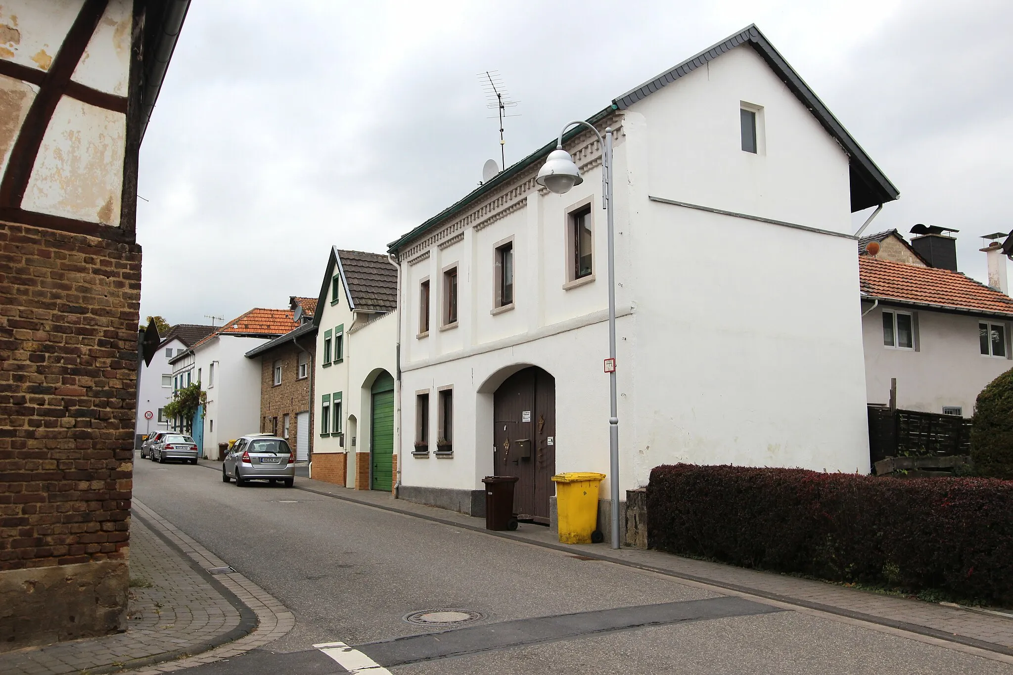 Photo showing: 53501 Leimersdorf-Oeverich, Landskroner Straße 3. Hofreite; Fachwerkhaus, 19. Jahrhundert. Aufnahme von 2016.