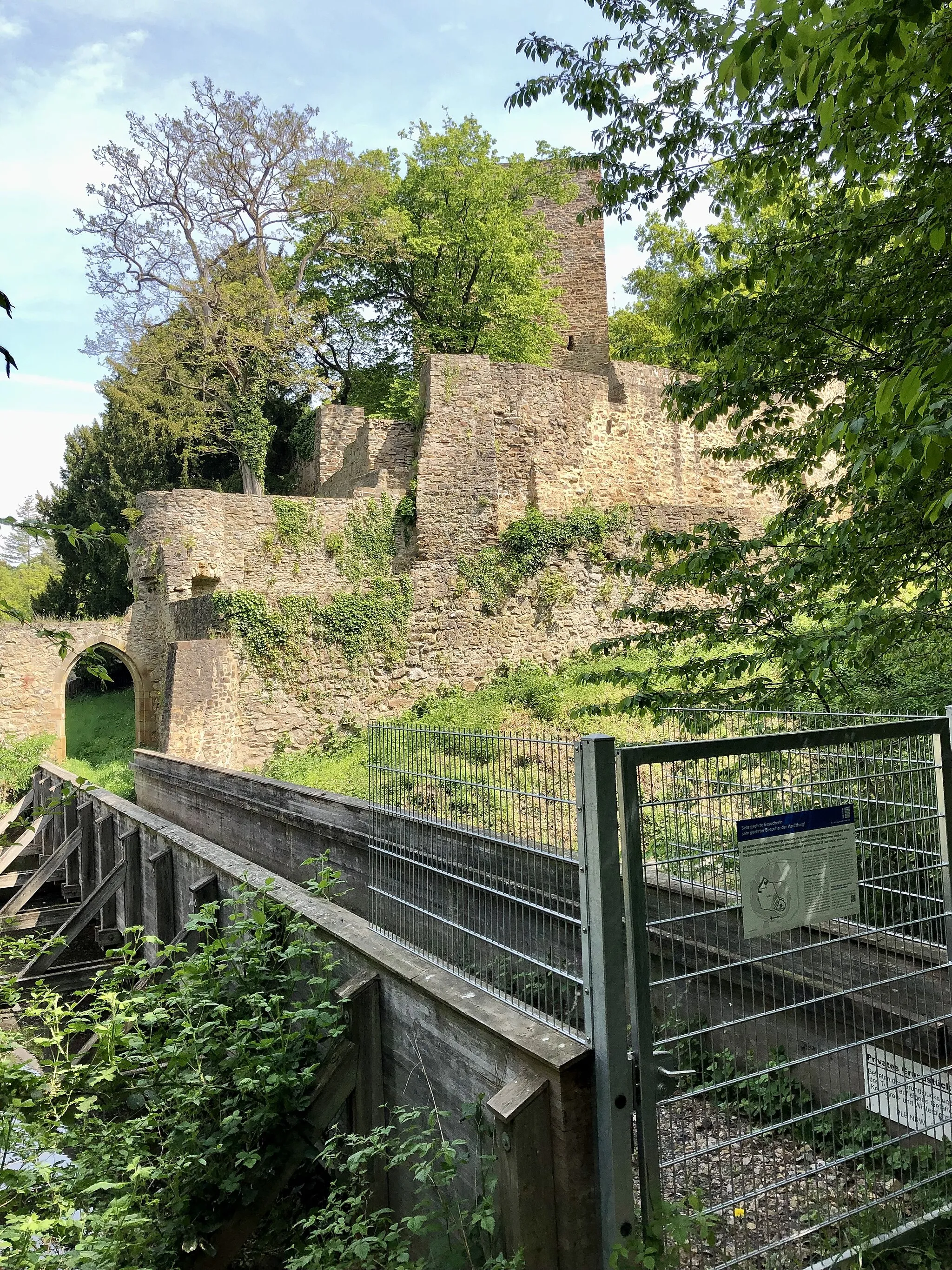 Photo showing: Старая крепость Хардтбург в окрестностях Ойскирхена (Северный Рейн-Вестфалия, Германия) по состоянию на 7 мая 2022 года.