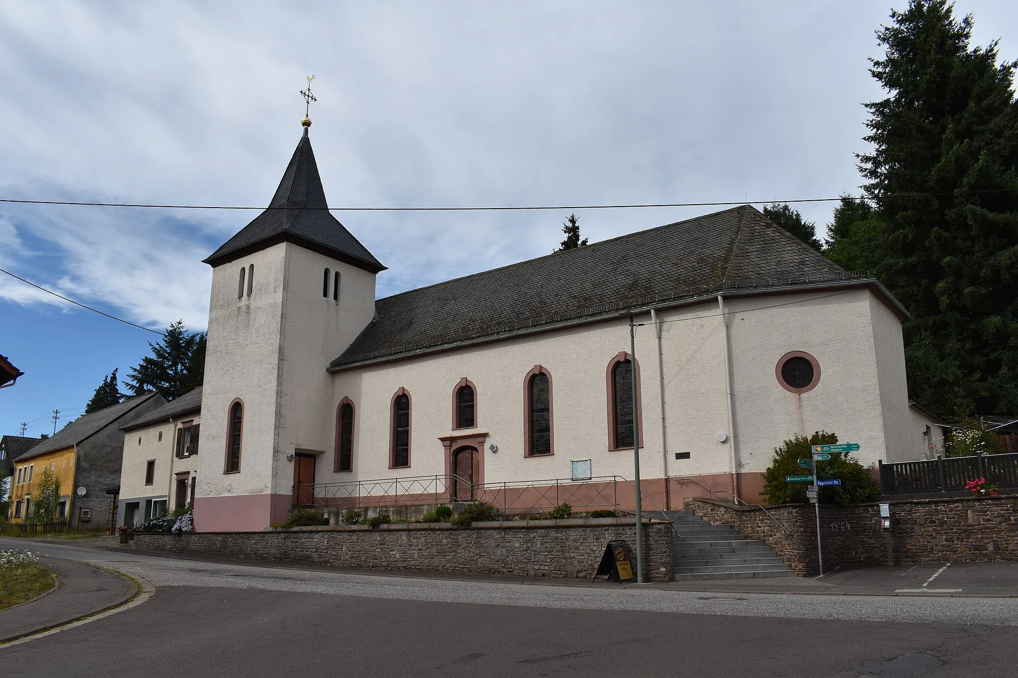 Photo showing: Morscholz, Kirche St. Wolfgang. Ältester Teil der Wolfgangkirche ist der mittelalterliche Turm mit einer Marienglocke, die 1491 gegossen wurde. Das Kirchenschiff wurde 1750 im Barockstil errichtet und 1934 umgebaut und erweitert.