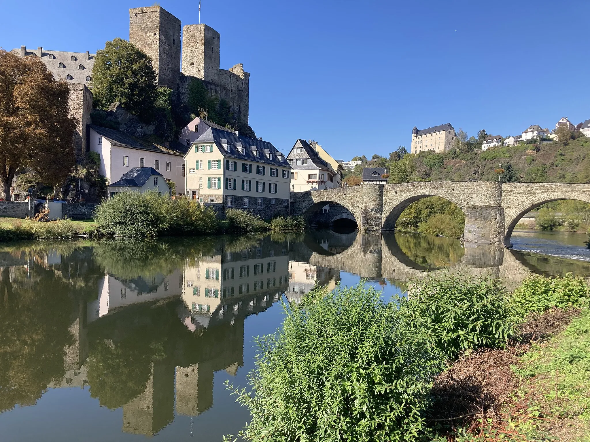 Photo showing: Burg Runkel mit Lahnbrücke. Im Hintergrund Burg Schadeck