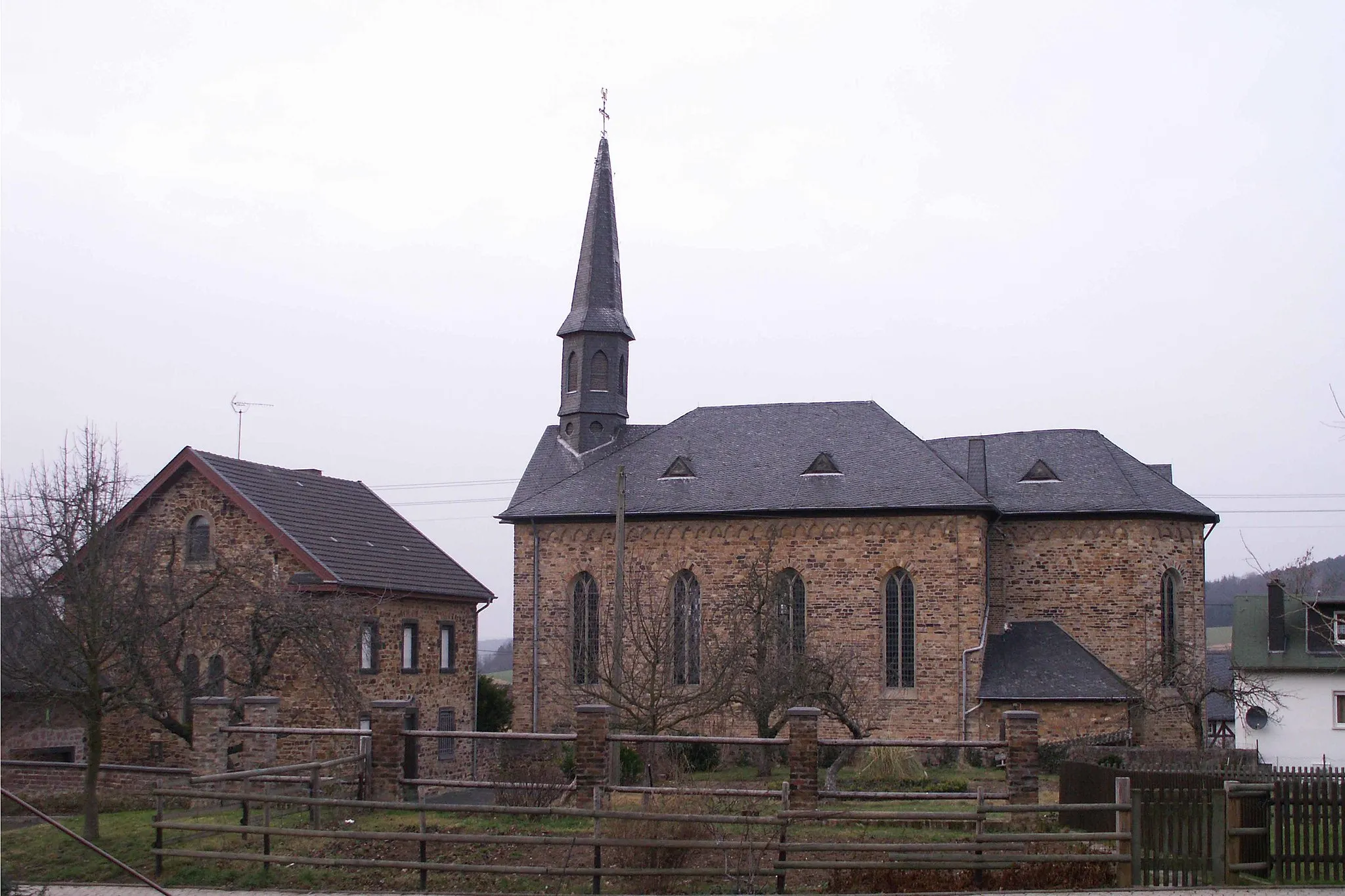 Photo showing: Kirche St. Georg in Löhndorf mit Pfarrhaus