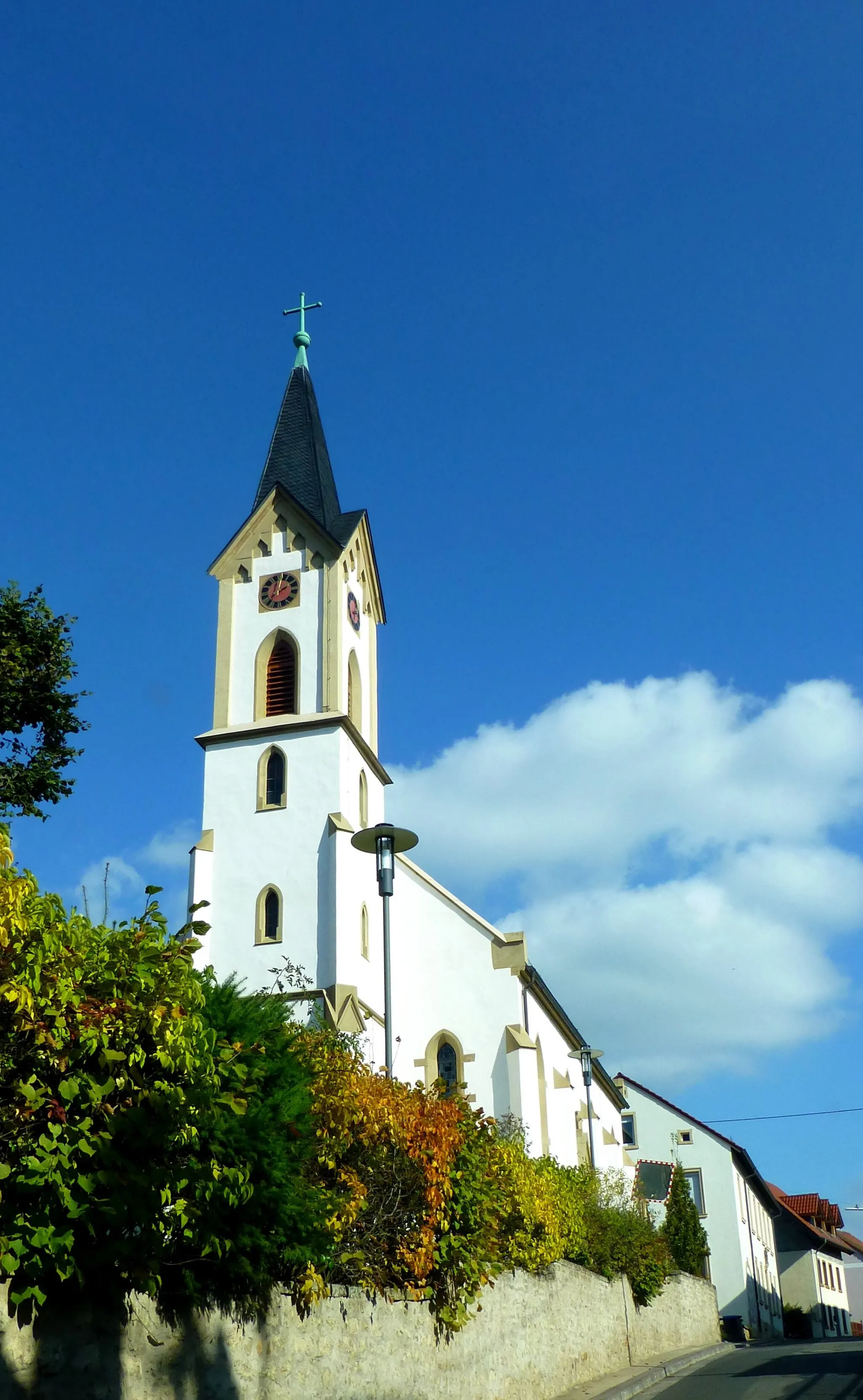 Photo showing: Feilbingert  – kath. Pfarrkirche St. Michael von der Ebernburger Straße aus gesehen