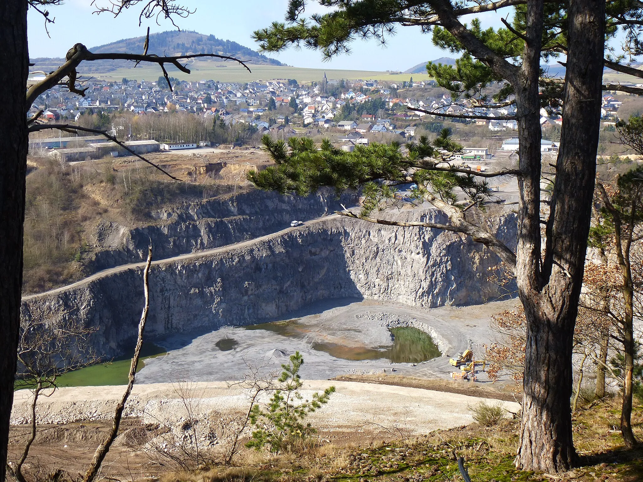 Photo showing: View into the basalt mining Casper at the Ettringer Bellerberg in Ettringen (district Mayen-Koblenz, Rhineland-Palatinate, Germany)