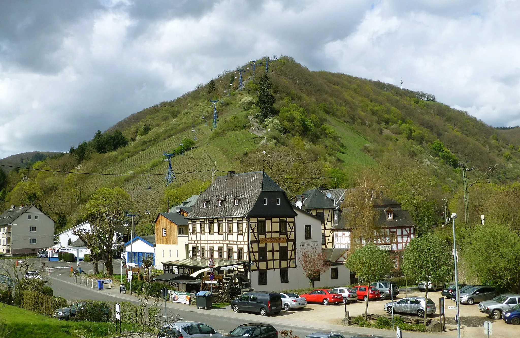 Photo showing: Chairlift in Boppard. Restaurant Anders with water millwheel.