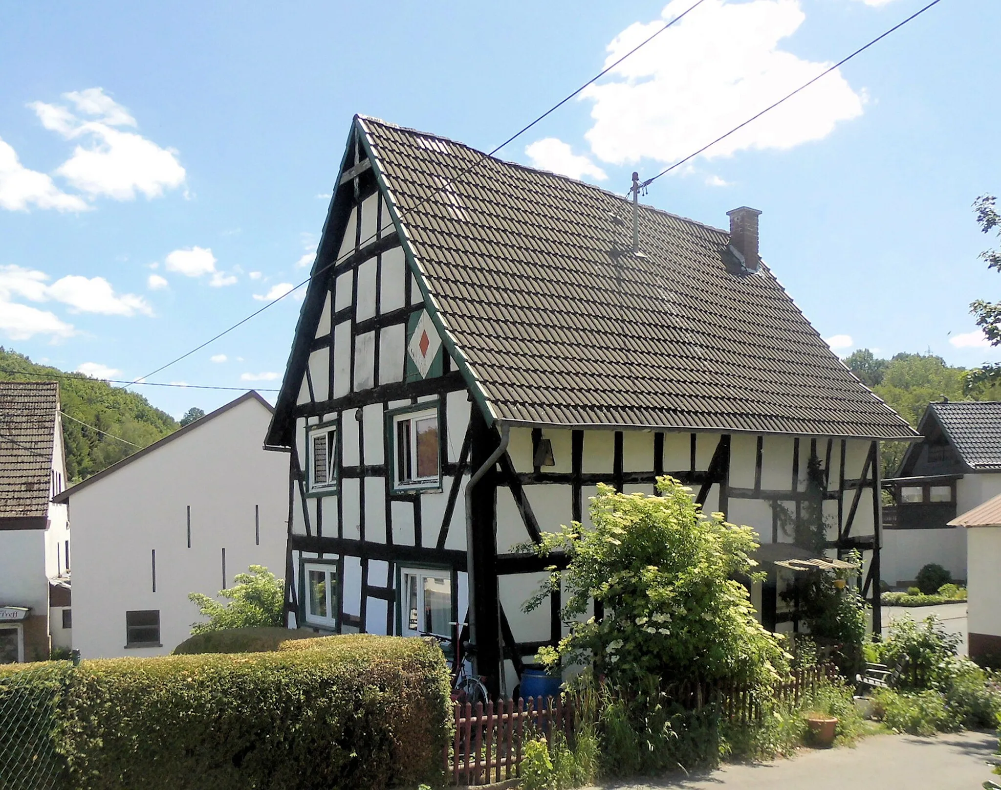 Photo showing: denkmalgeschütztes Fachwerkhaus Hofstatt 2 in Irsen, Gemeinde Windeck, Rhein-Sieg-Kreis, Nordrhein-Westfalen