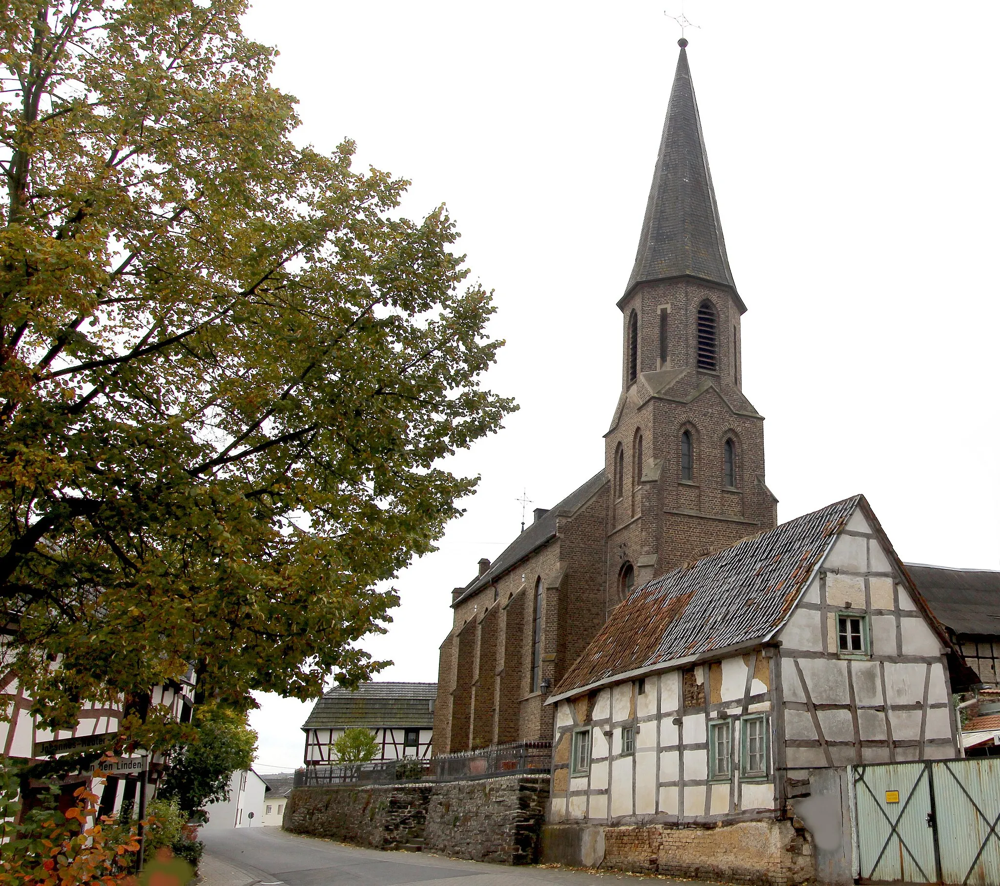 Photo showing: 53501 Nierendorf; Franz-Ellerbrockstraße. Dorfkern mit katholischer Pfarrkirche Sankt Peter und Sankt Vinzenz. Aufnahme von 2016.