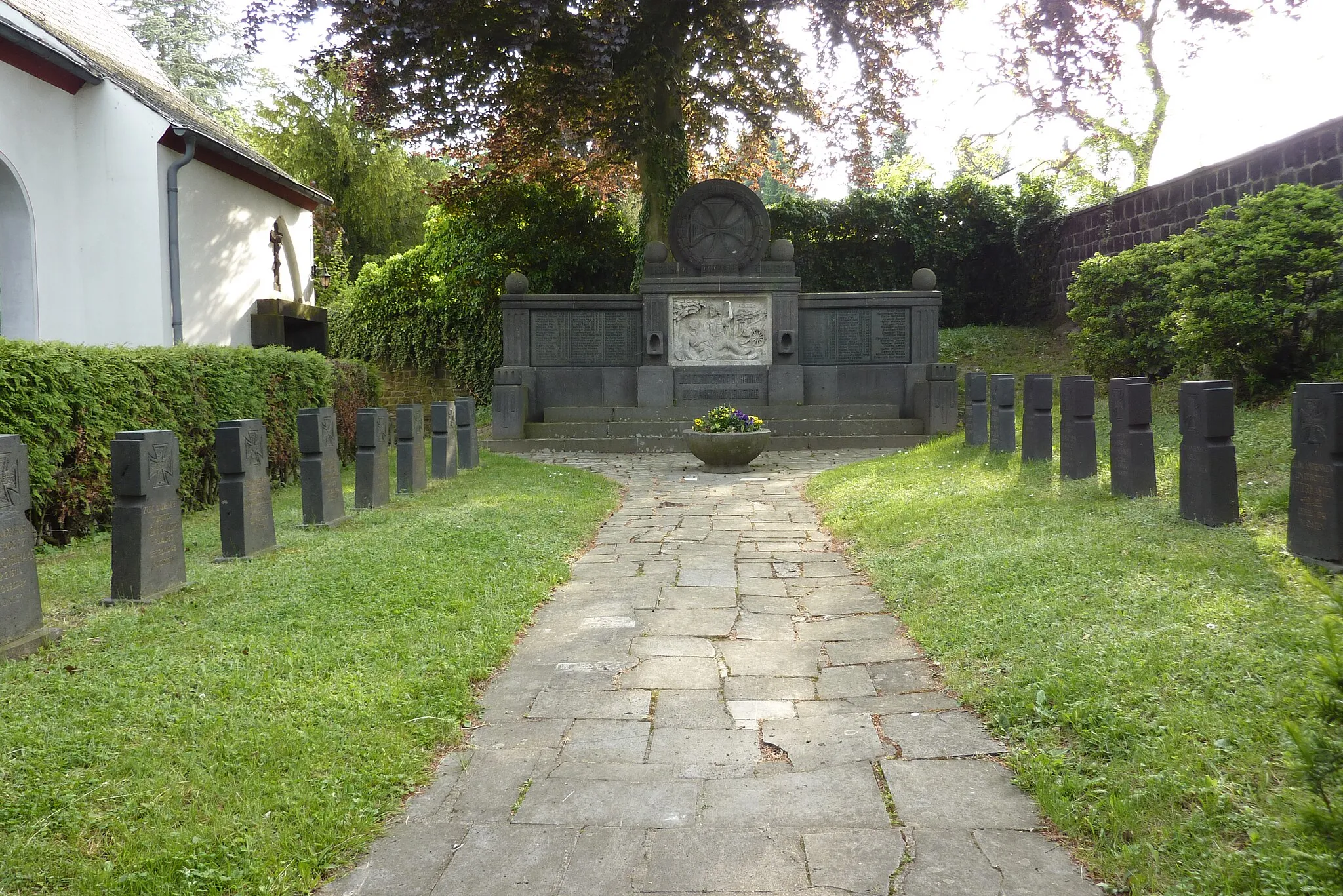 Photo showing: Kriegerdenkmal für die Gefallenen des Ersten und Zweiten Weltkriegs in Hausen, einem Stadtteil von Mayen