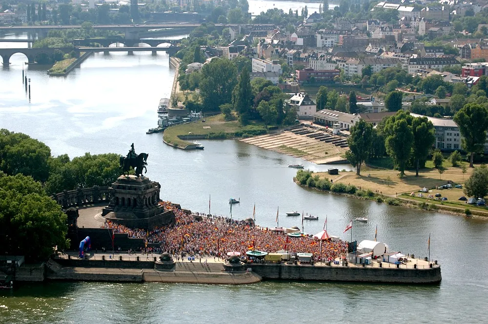 Photo showing: Fussball WM 2006 Achtelfinale Deutschland gegen Schweden Tor 2 Public Viewing am Deutschen Eck in Koblenz