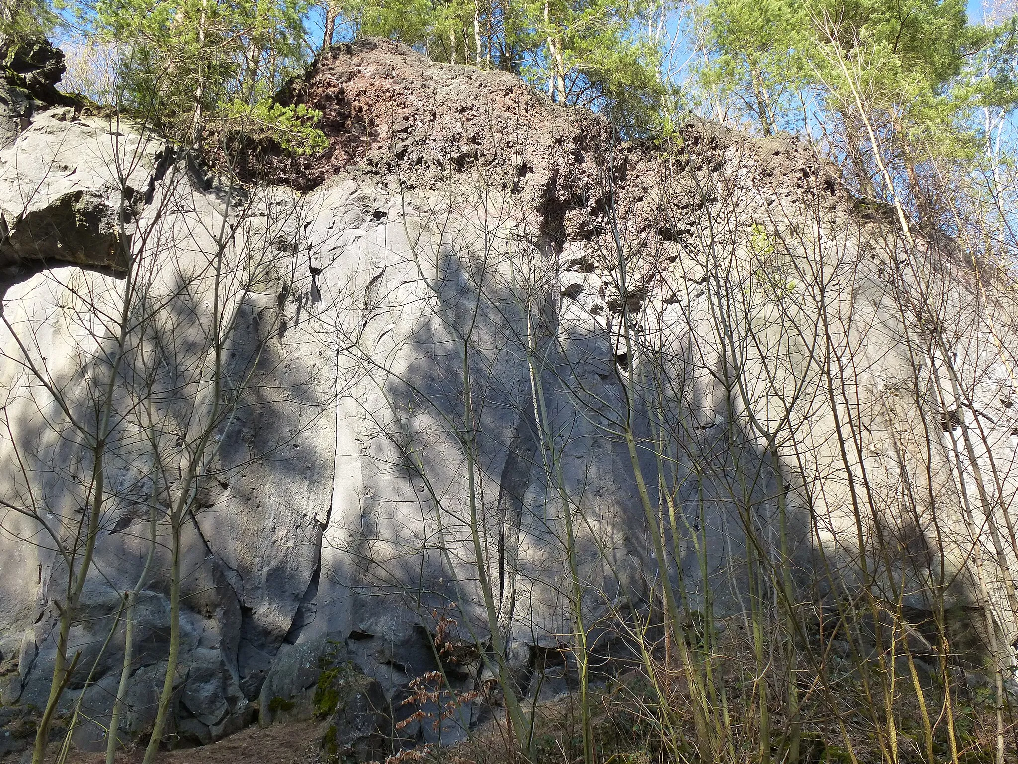 Photo showing: Basalt rocks at the former basalt mining area Kottenheimer Winfeld between Ettringen and Kottenheim (district Mayen-Koblenz, Rhineland-Palatinate, Germany)