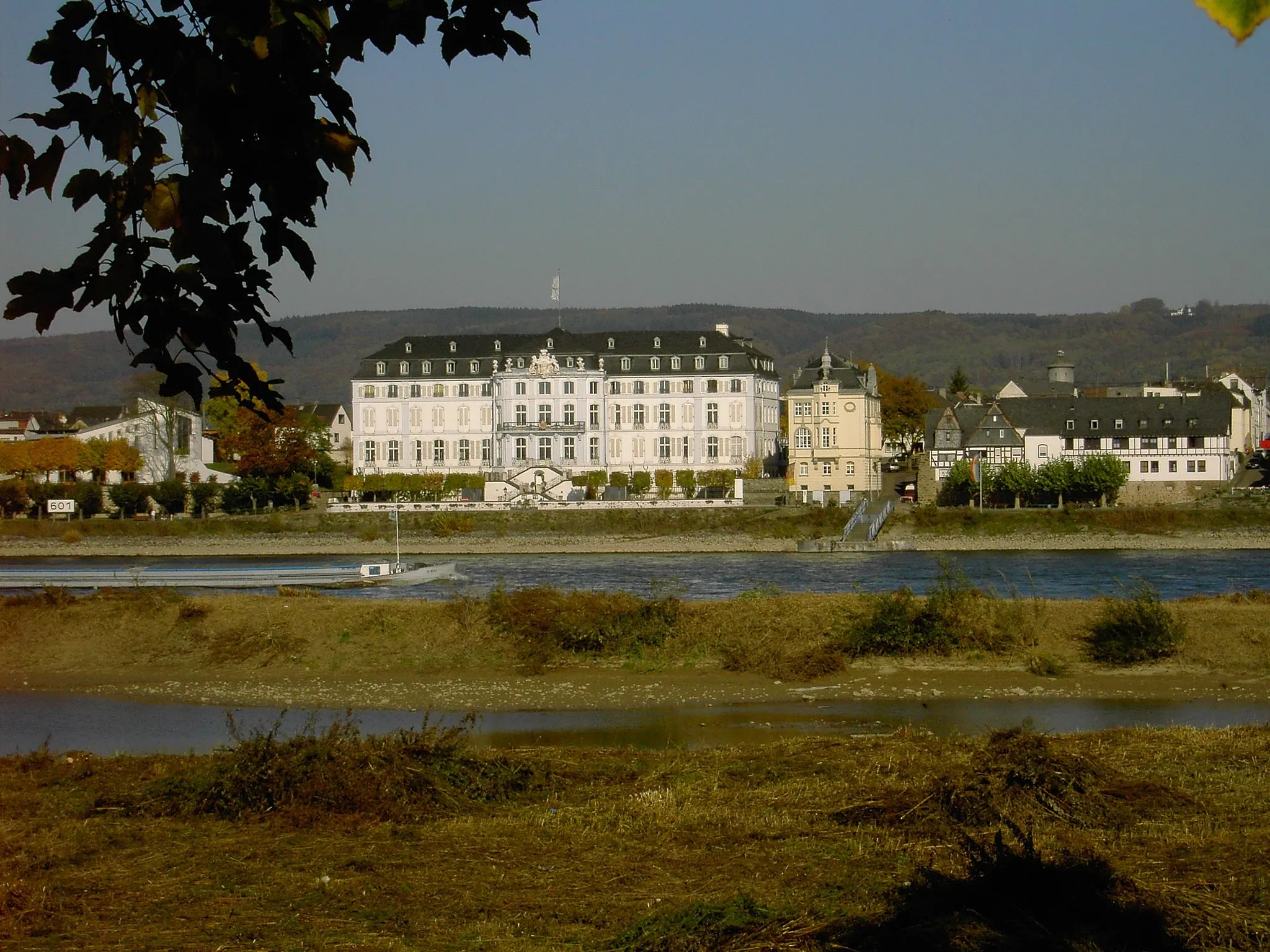Photo showing: Schloss Engers, von der gegenüberliegenden Rheinseite aus gesehen