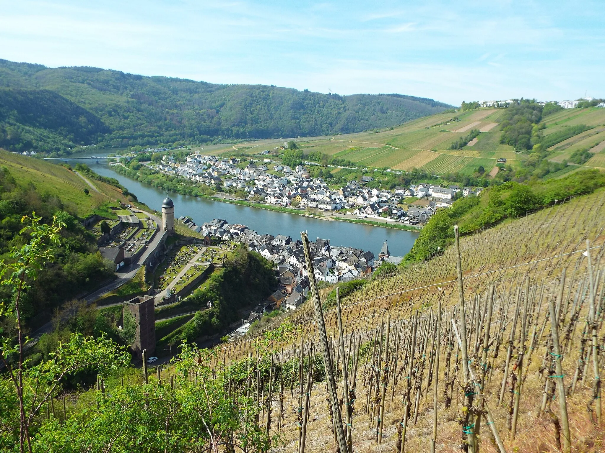 Photo showing: View of Zell and the Moselle from the Moselsteig hiking route, with the Viereckiger Turm (Square Tower) and the Runde Turm (Round Tower)