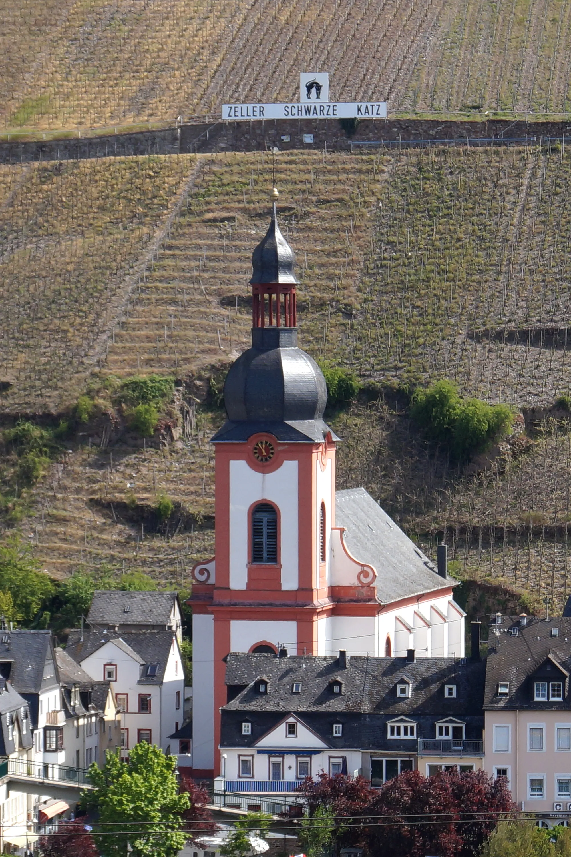 Photo showing: Großlage Schwarze Katz mit der St. Peter-Kirche in Zell