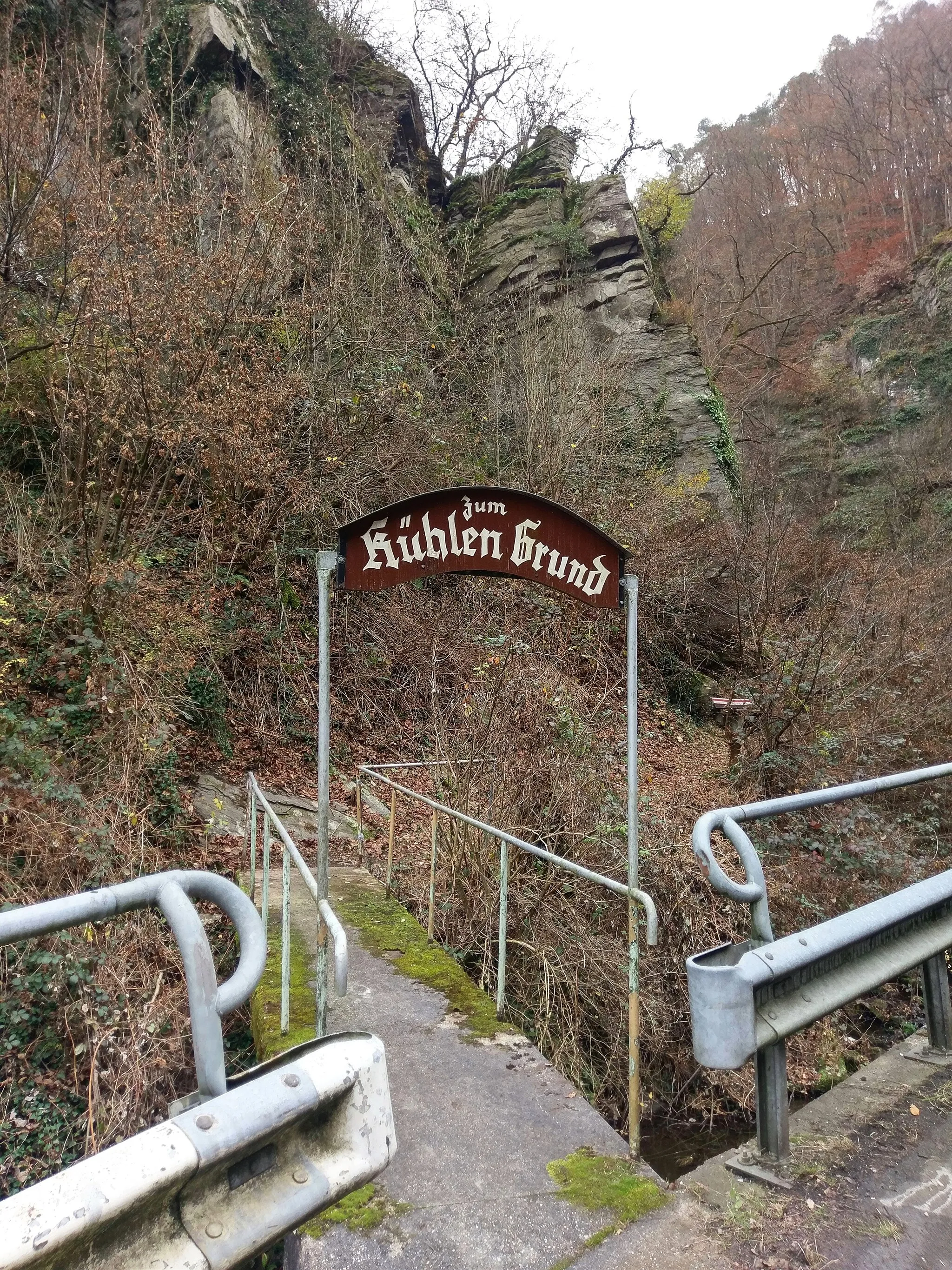 Photo showing: Spazierweg "Zum/Im kühlen Grund" an der L338 im Schweizertal am Forstbach, Sankt-Goarshausen, Patersberg