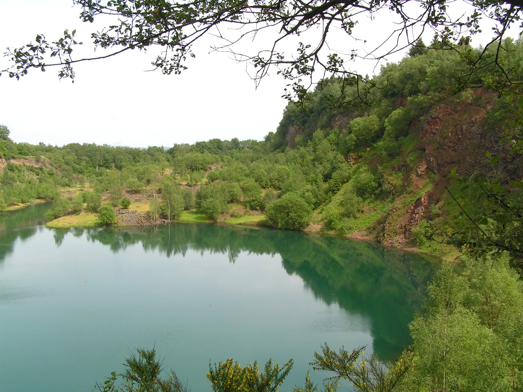 Photo showing: „Silbersee“ im Naturschutzgebiet „Mahlscheid“ (NSG-Name mit „h“ geschrieben) bei Neunkirchen/Herdorf, Deutschland – Mitten durch den Steinbruchsee verläuft die Landesgrenze zwischen Rheinland-Pfalz und Nordrhein-Westfalen, hier ein Blick von Rheinland-Pfalz im Westen nach NRW im Osten.