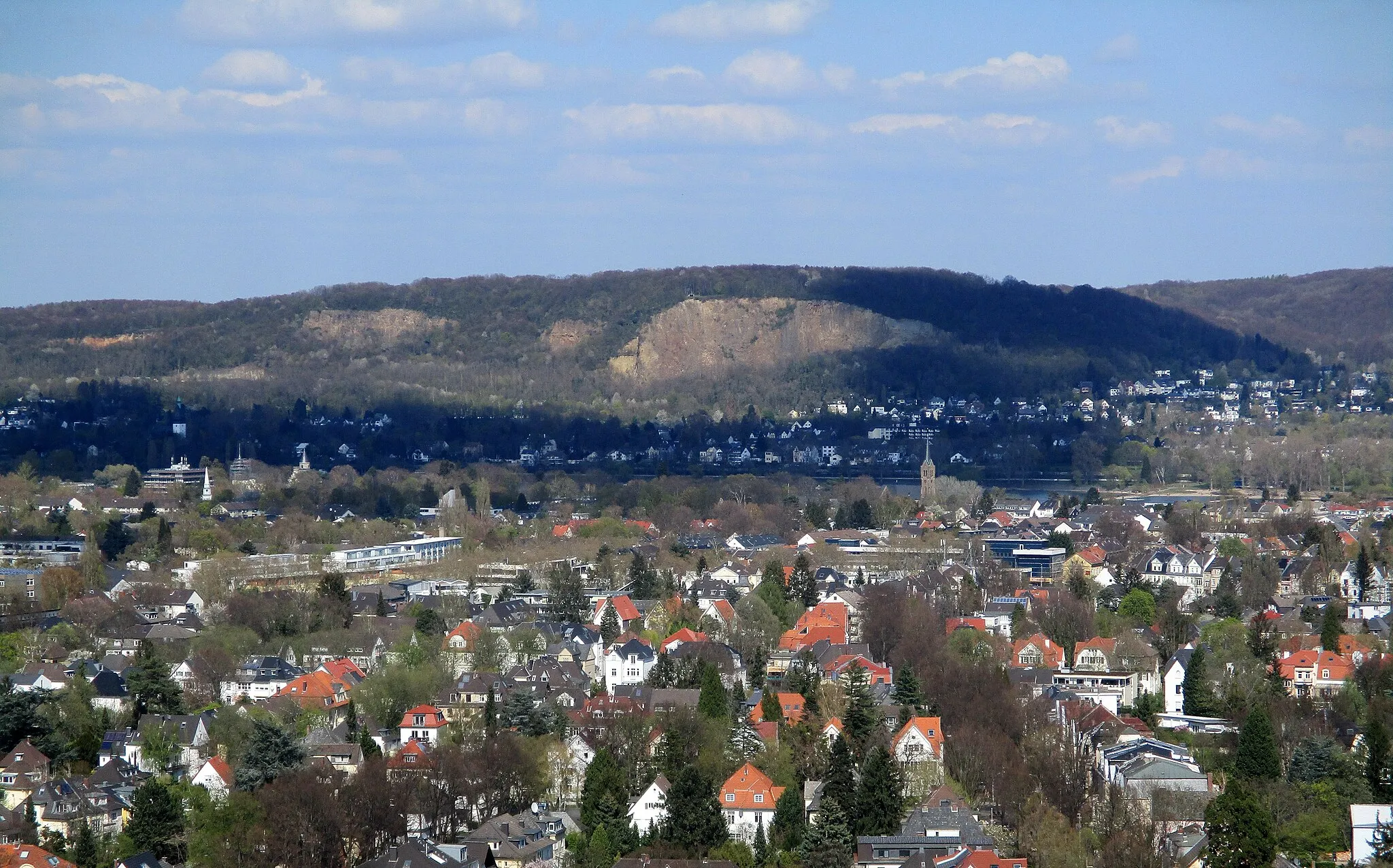 Photo showing: Blick vom Bergfried der Godesburg in Richtung Kuckstein (rechts) und Rabenlay (links)