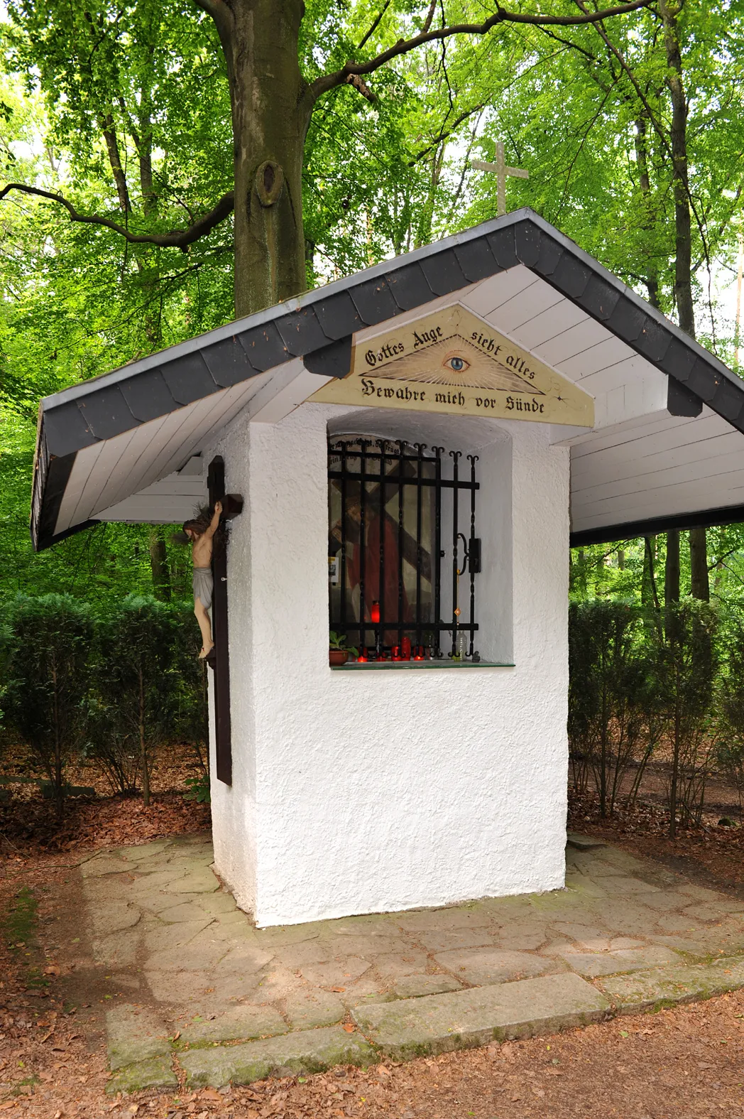 Photo showing: Auge Gottes (God's eye), a wayside shrine in the forest of Erpel east of Breite Heide; Rhineland-Palatinate, Germany.