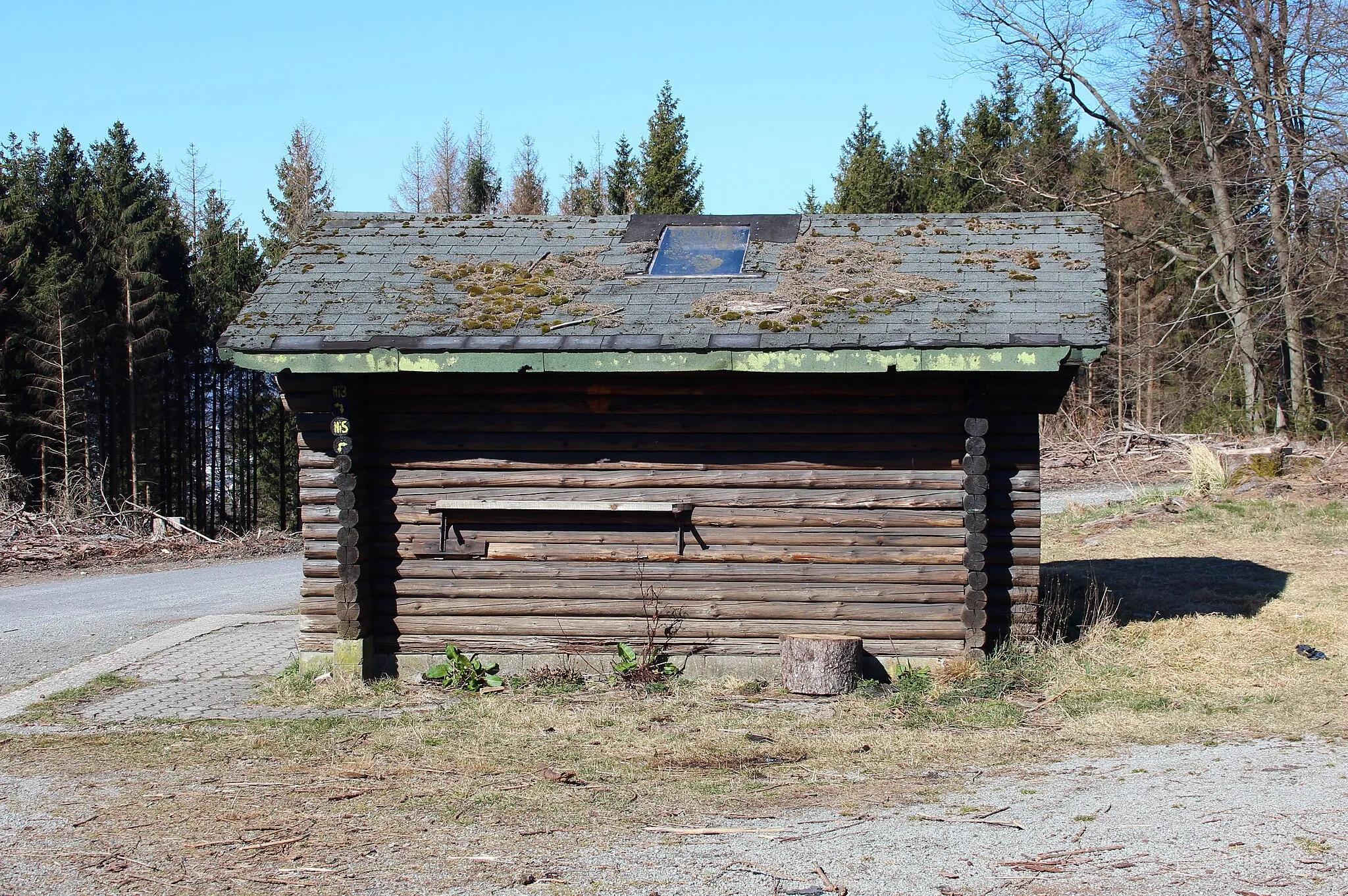 Photo showing: Thiels Hütte, Schutzhütte an der Alarmstange, Montabaurer Höhe, Gemeindegebiet von Hillscheid, Westerwald, Rheinland-Pfalz