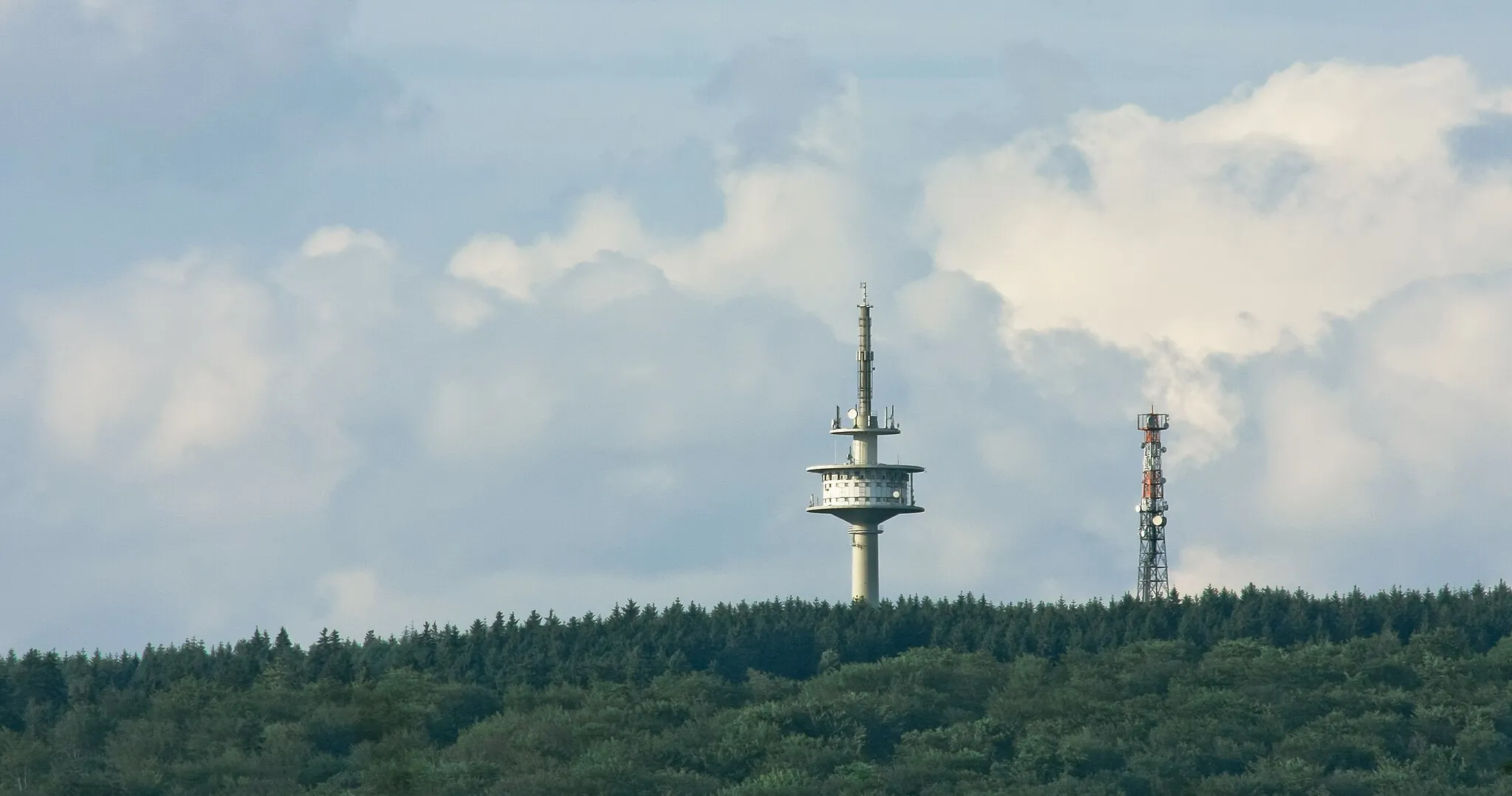 Photo showing: Telecommunication towers on the Alarmstange, Montabaurer Höhe