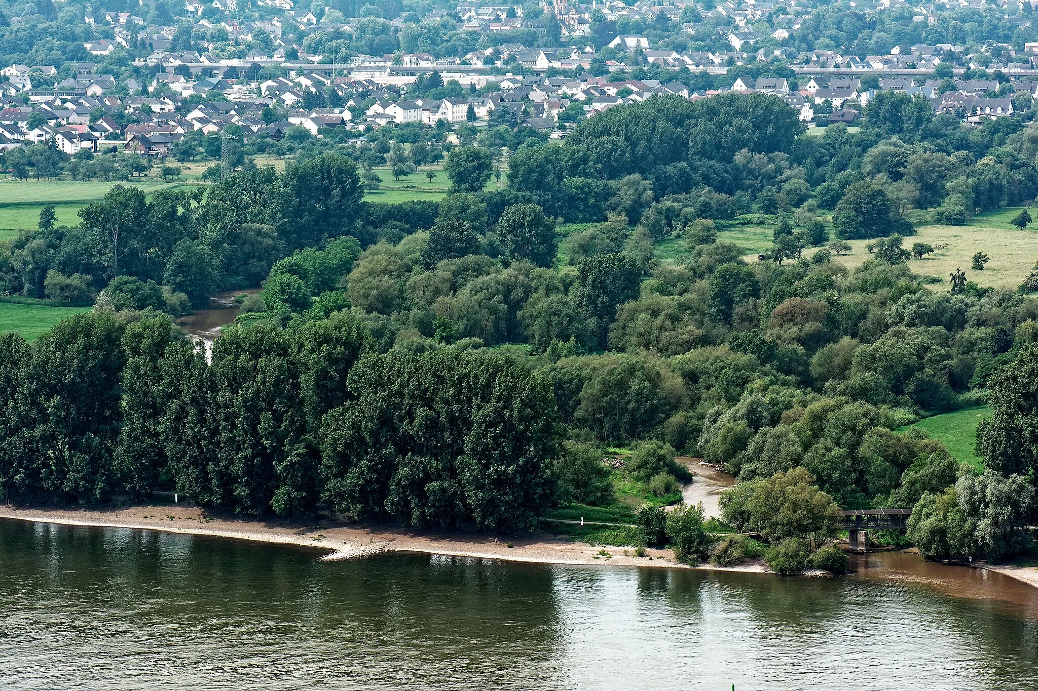 Photo showing: Das Foto wurde vom Kaiserberg in Linz am Rhein (178 m) aus aufgenommen und umfasst den Bereich von Sinzig, der B 9 Koblenz-Bonn und der "Goldene Meile".