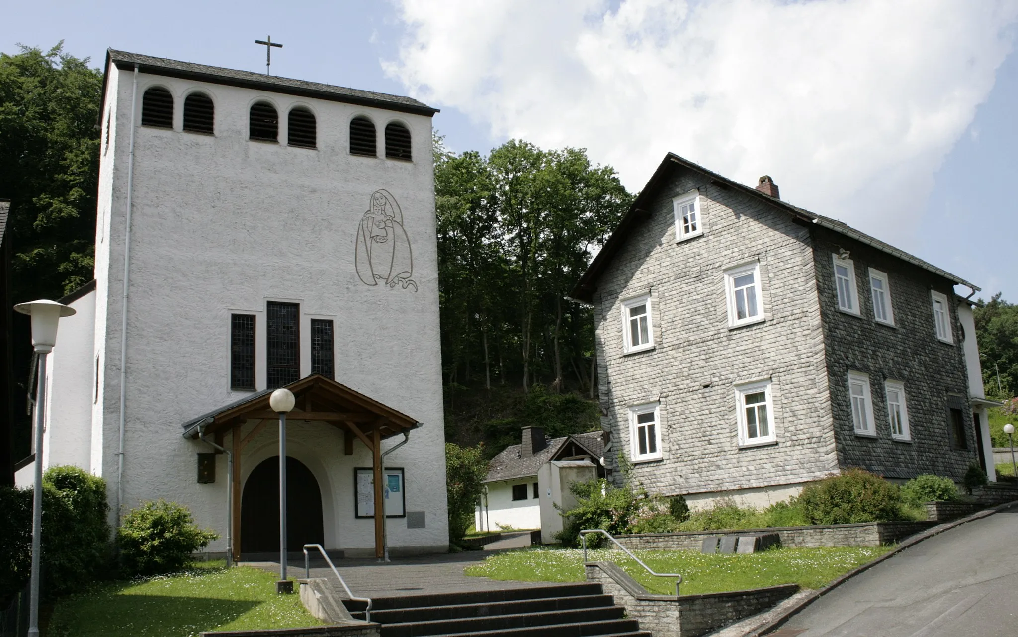 Photo showing: Kirche und Pfarrhaus in Langhecke, Deutschland