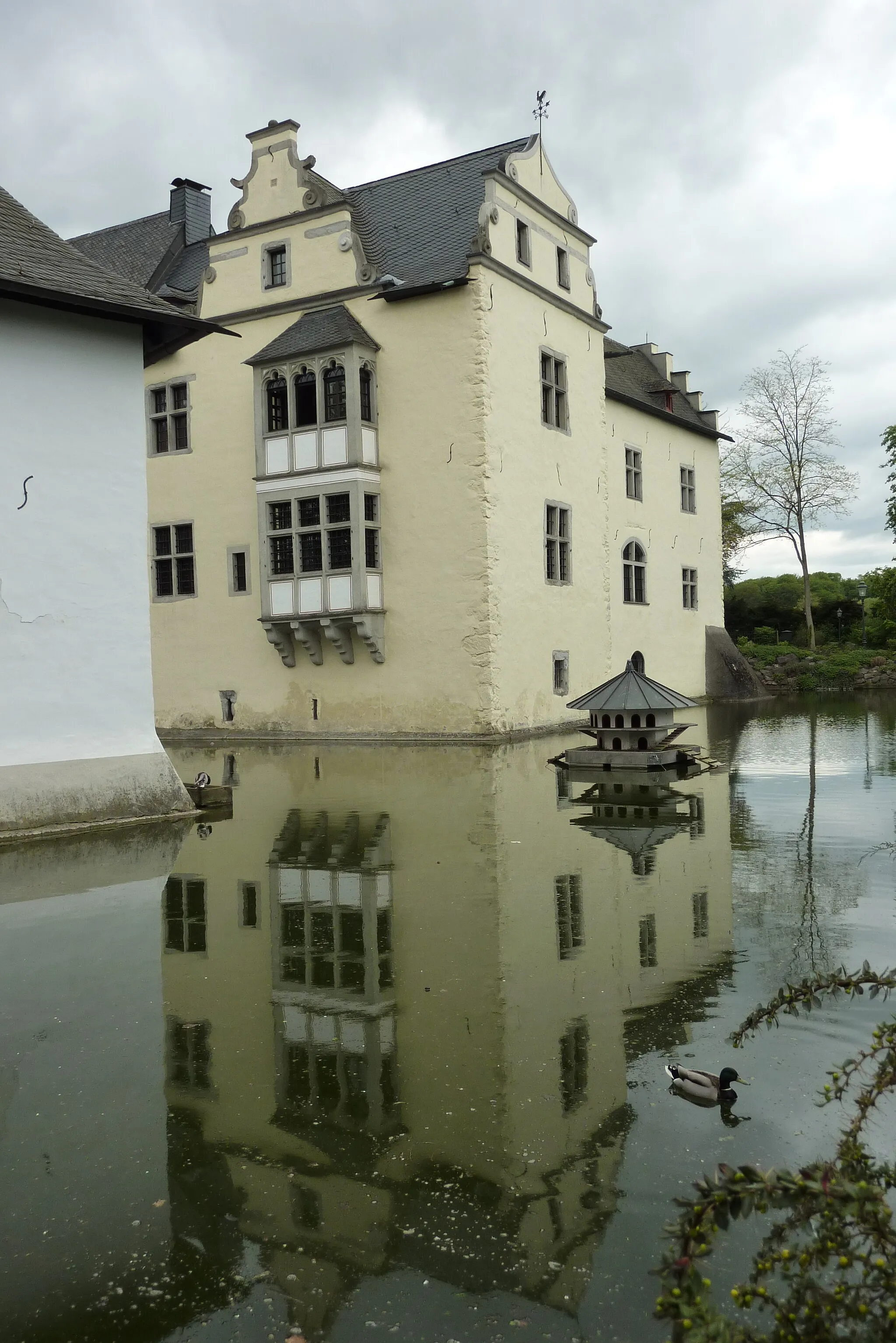 Photo showing: Berkum, Ortsteil von Wachtberg, Burg Odenhausen mit Wassergraben