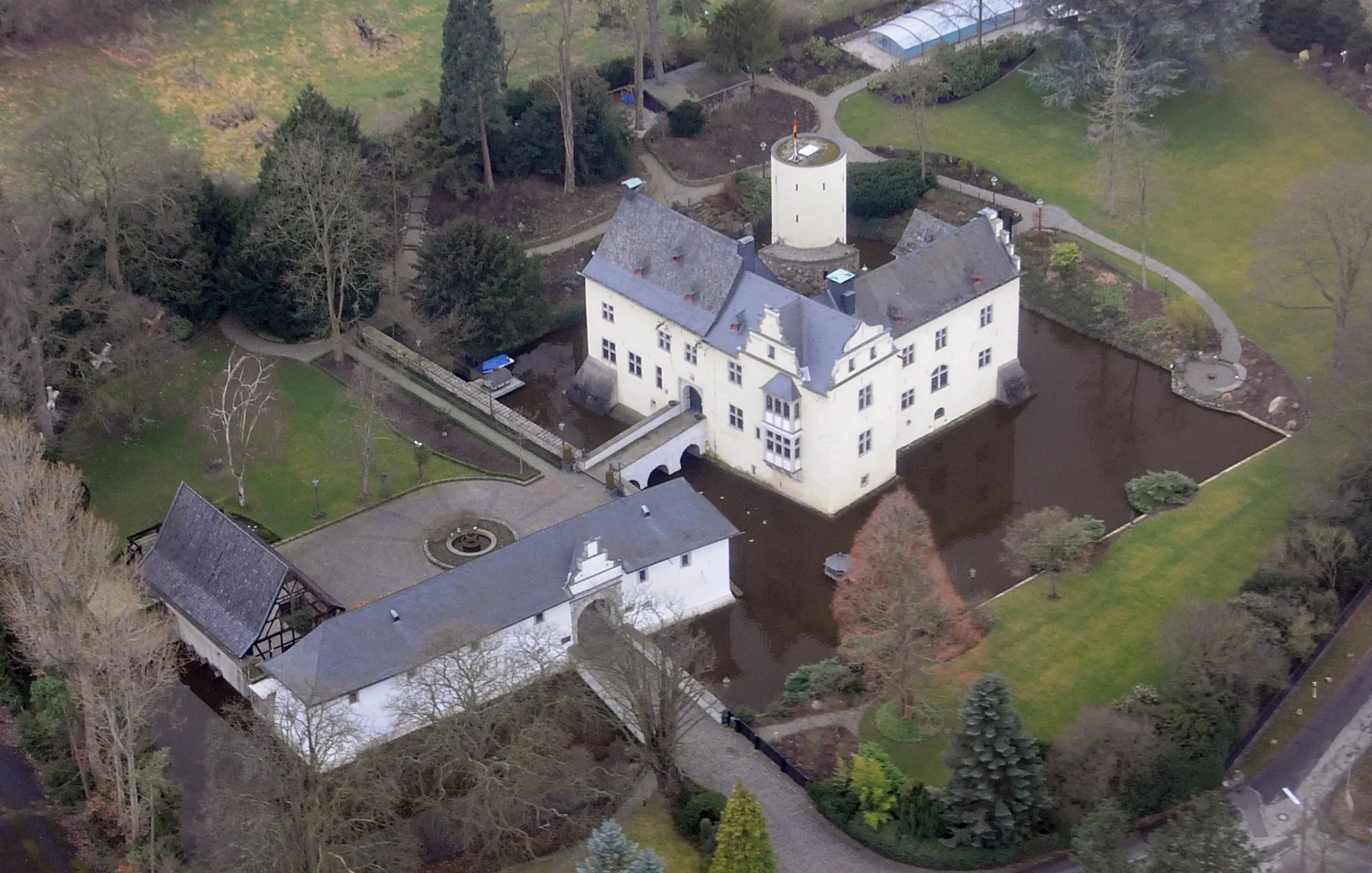 Photo showing: Luftbild der Burg Odenhausen, Ansicht von Nordosten, in Berkum, einem Ortsteil der nordrhein-westfälischen Gemeinde Wachtberg im Rhein-Sieg-Kreis. Die Burg steht unter Denkmalschutz.