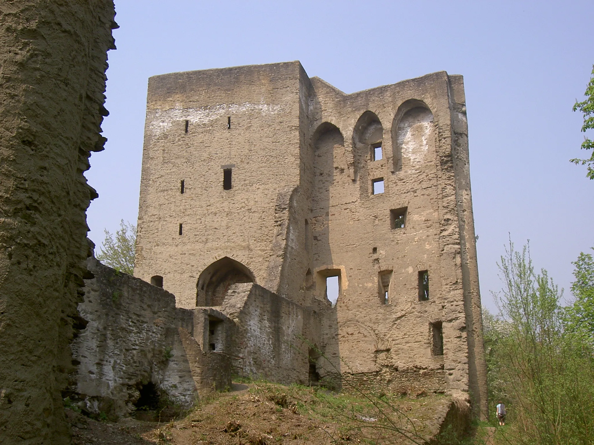 Photo showing: ruin of Sporkenburg castle above the Emsbach valley, near Eitelborn (Rhineland-Palatinate, Germany)