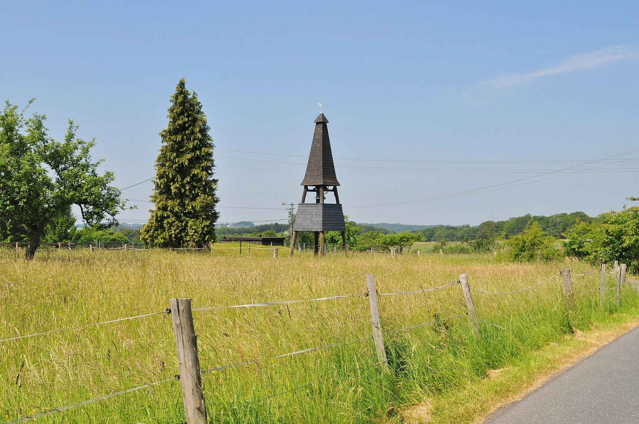 Photo showing: Glockenturm in Bölkum im Sommer