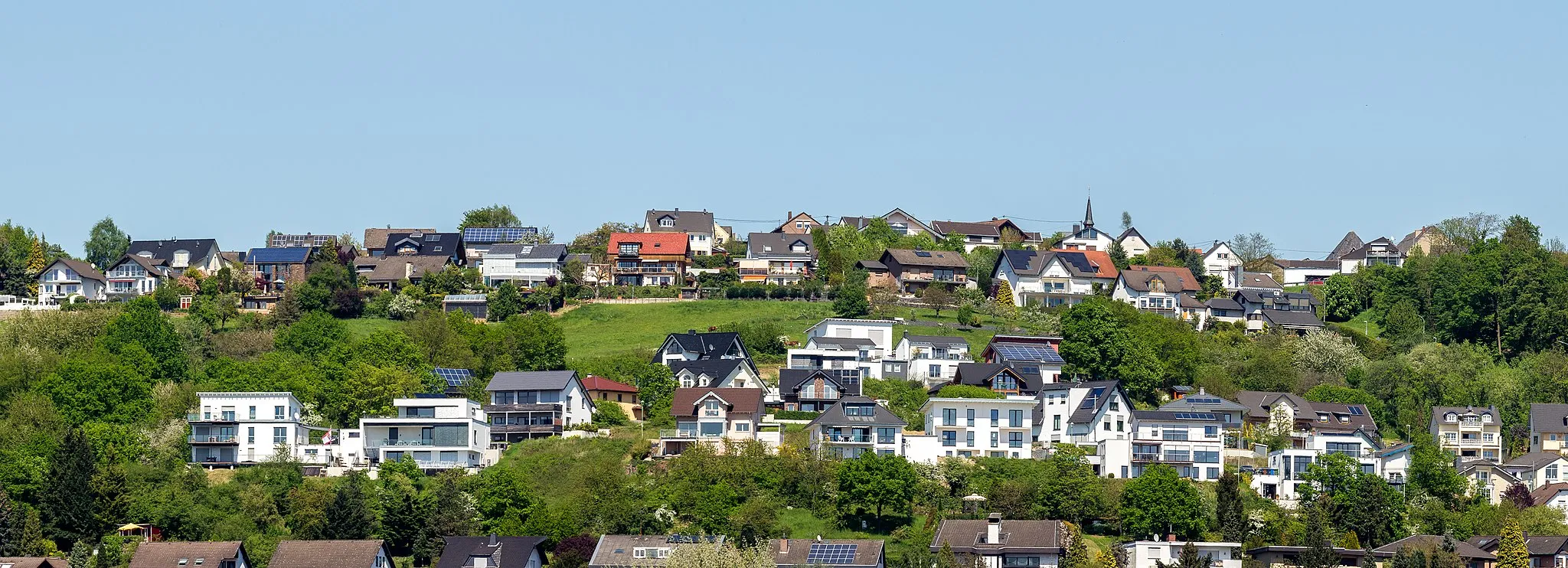 Photo showing: Panorama von Orsberg, Erpel. Die oberste Häuserreihe gehört zu dem Erpeler Ortsteil Orsberg. Die mittlere und untere Häuserreihe direkt zu Erpel